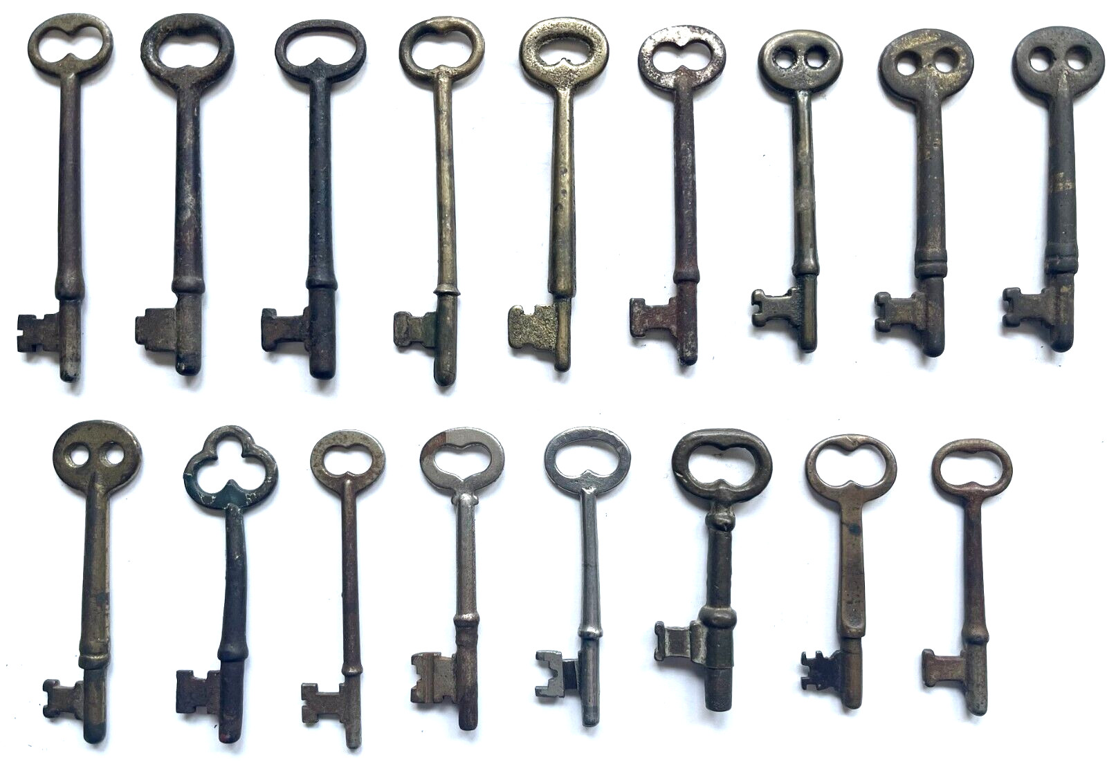ANTIQUE LOT OF 17 FULL SIZE 2 3/4 ~ 3 1/4″ SOLID BARREL DOOR SIZE SKELETON KEYS