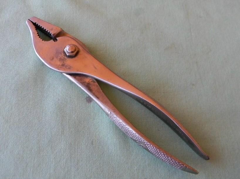 1920s ANTIQUE 7″ BRIDGEPORT LINE SLIP JOINT PLIERS ORNATE HANDLE USA