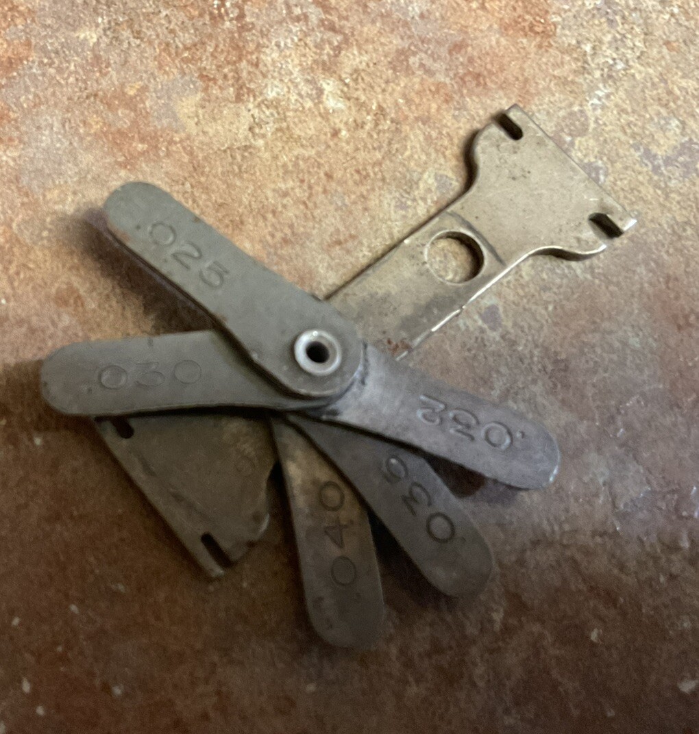 Vintage unbranded very small feeler gauge