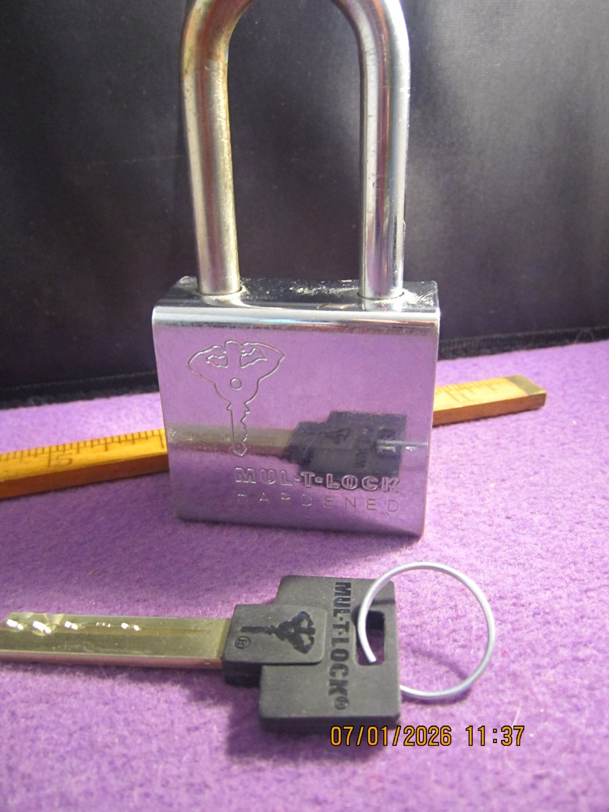 MUL-T . LOCK HARDENED STEEL PAD LOCK WITH 1 KEY 5/16 SHACKEL 2 X 7/8 X 4 IN TAL