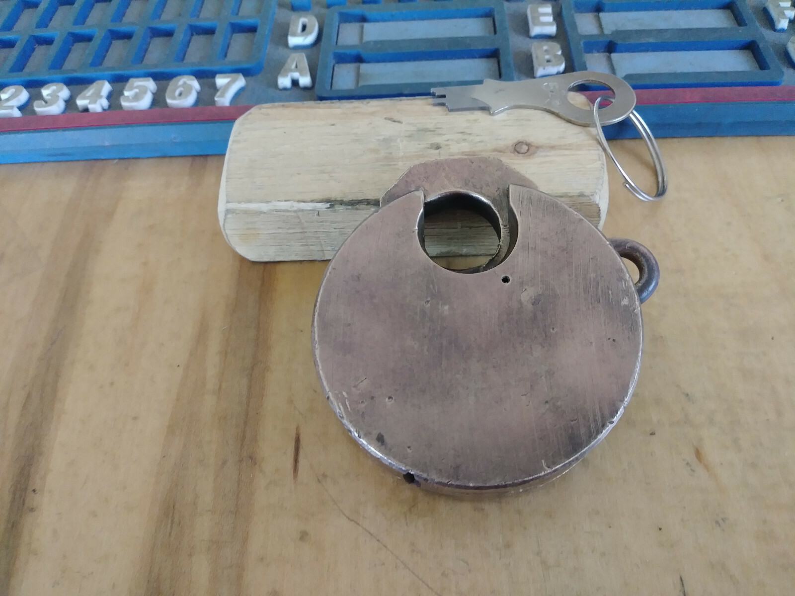 antique/vintage MILLER CHAMPION 6 lever push key pancake padlock w/key 523