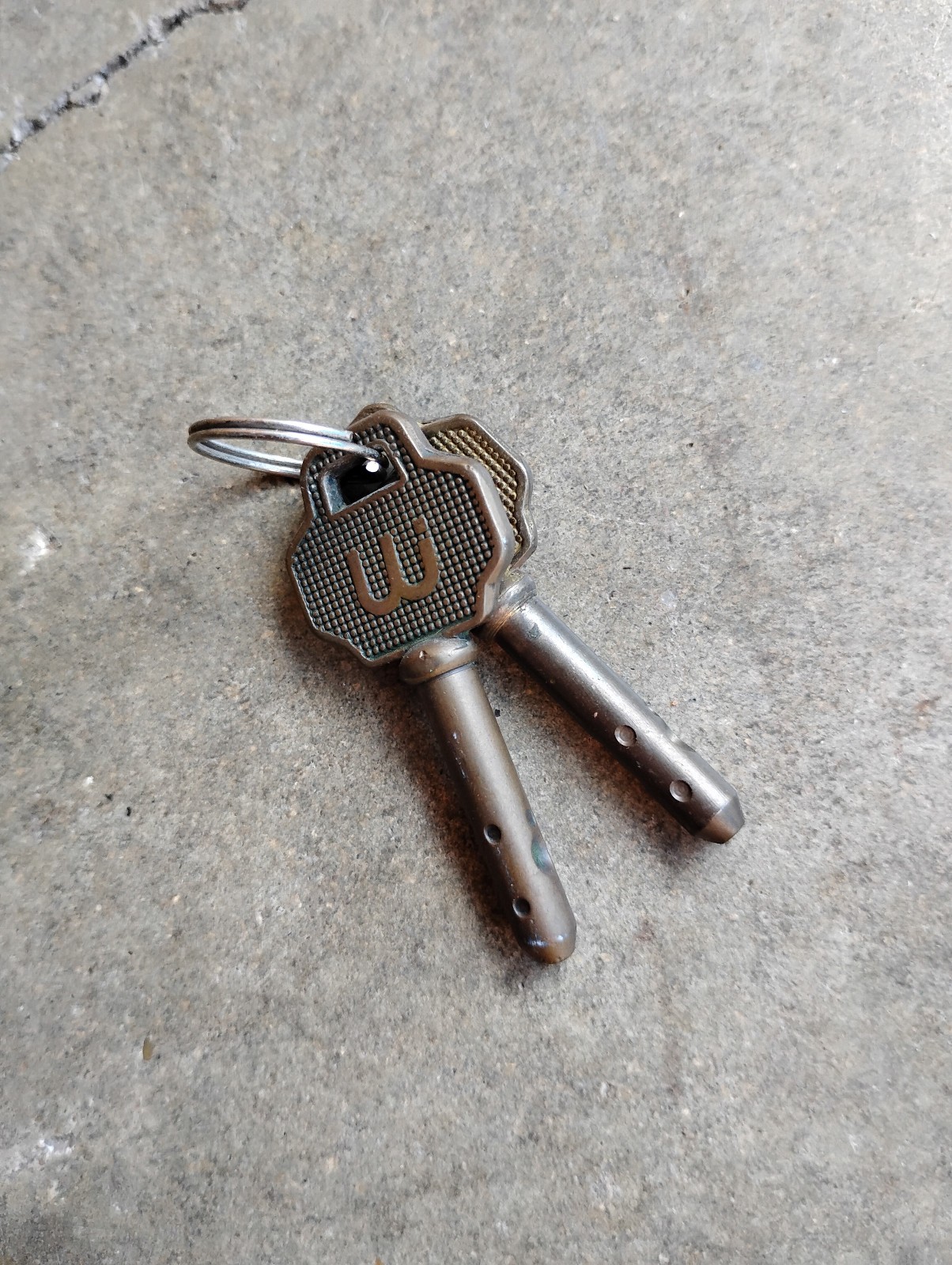 Brass Winner International The Club Anti-Theft Steering Wheel Lock Key Set