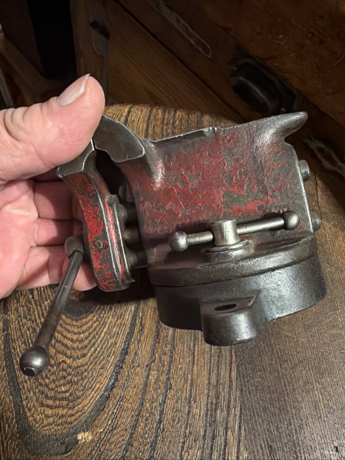 Vintage Indestro Mfg Cast Iron Bench Mount Vise 2.5″ Jaw Width