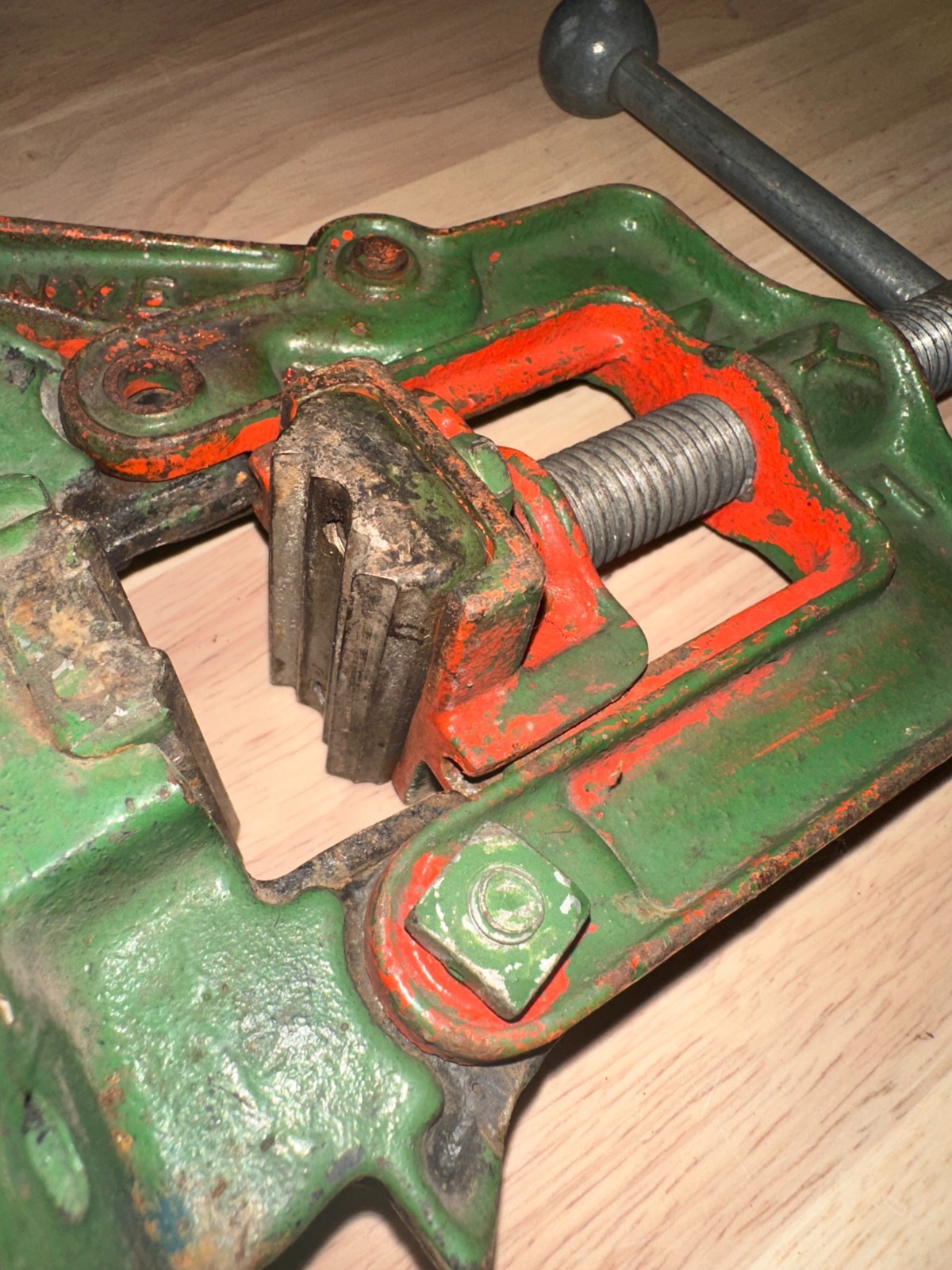 Vintage NYE No. 900 Pipe Vise – 1/8″ to 1½” Capacity – Cast Iron USA Made