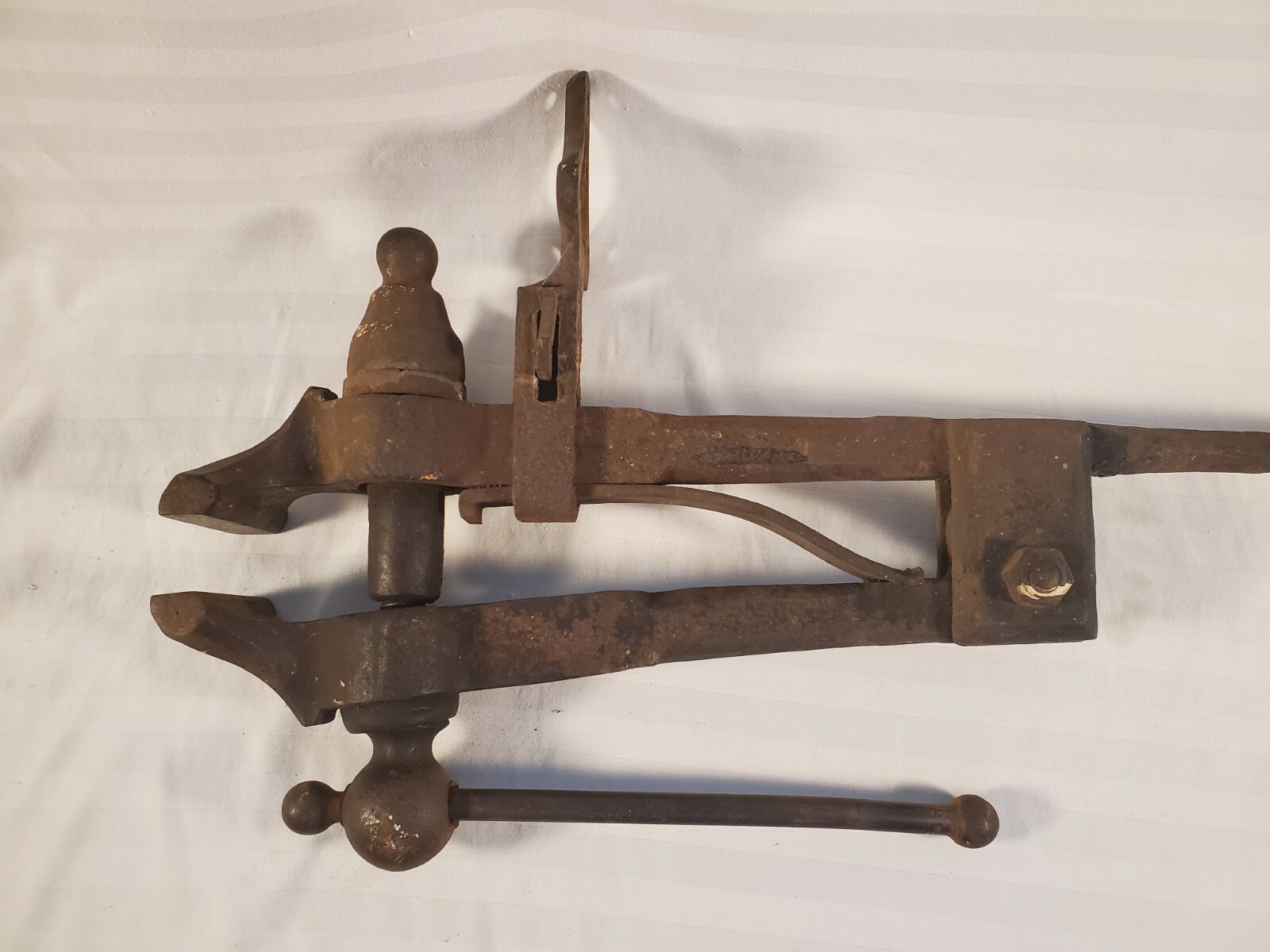 Antique Indian Chief Blacksmith Post Leg Vise ~ 4″ Wide Jaws ~ 35 Pounds