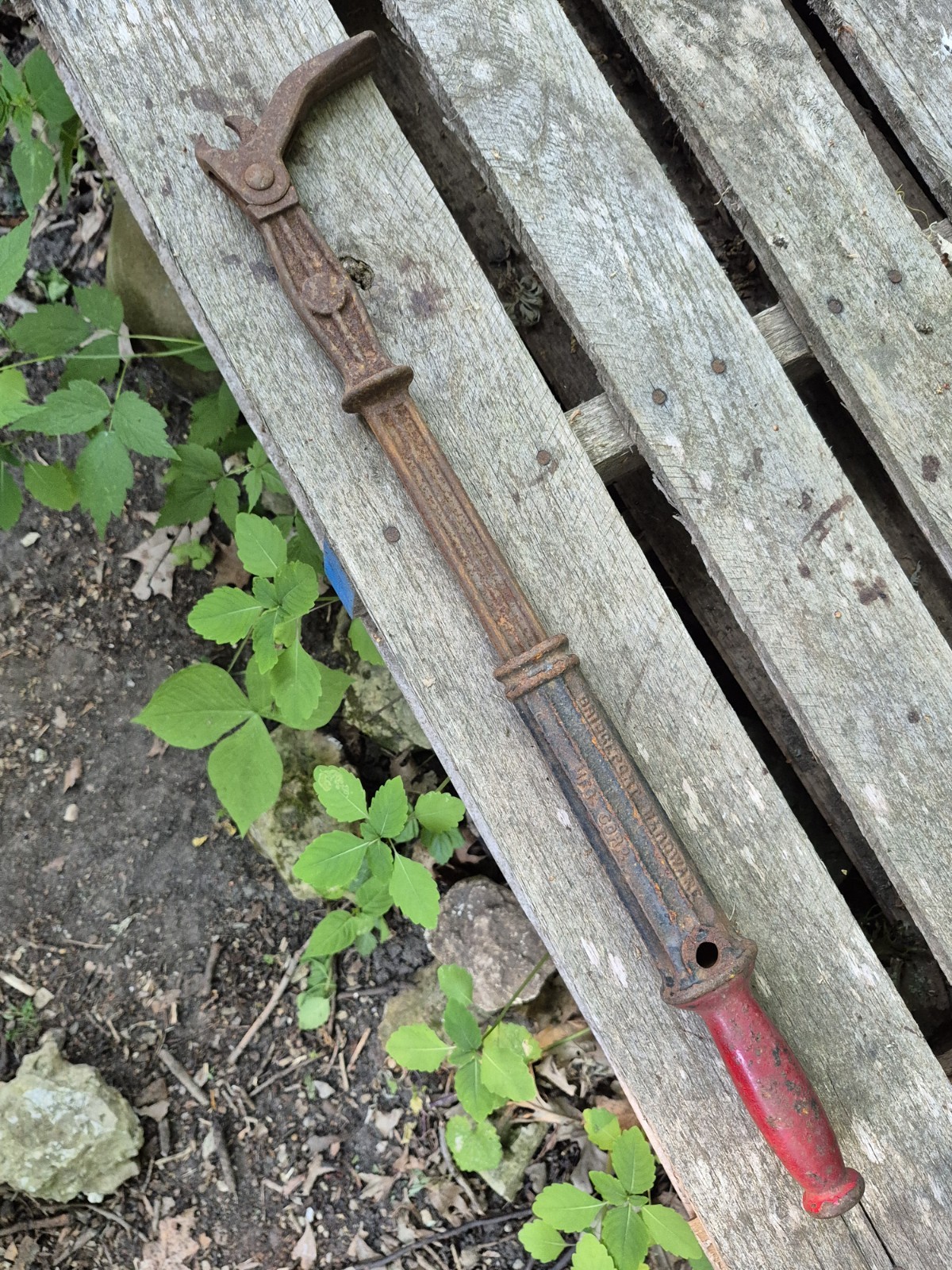 Bridgeport Hardware MFG Corporation No. 20 Vintage nail puller Red Handle