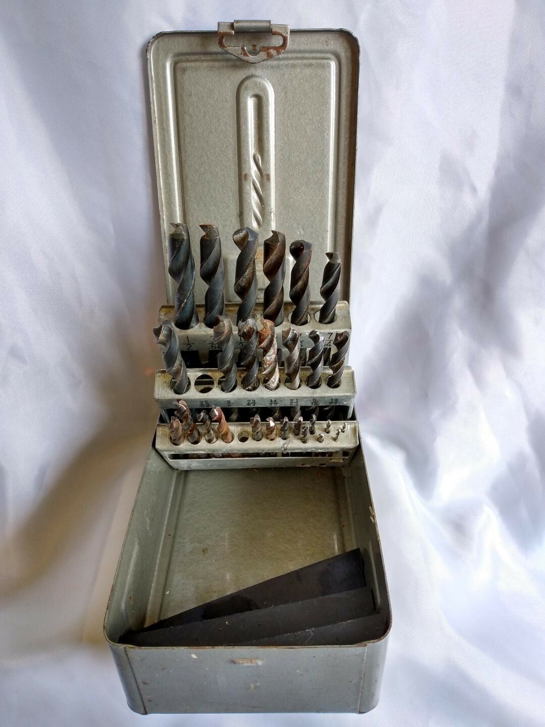 Vintage HSS DRILL BITS METAL BOX ~ Contents: 27 Drill Bits