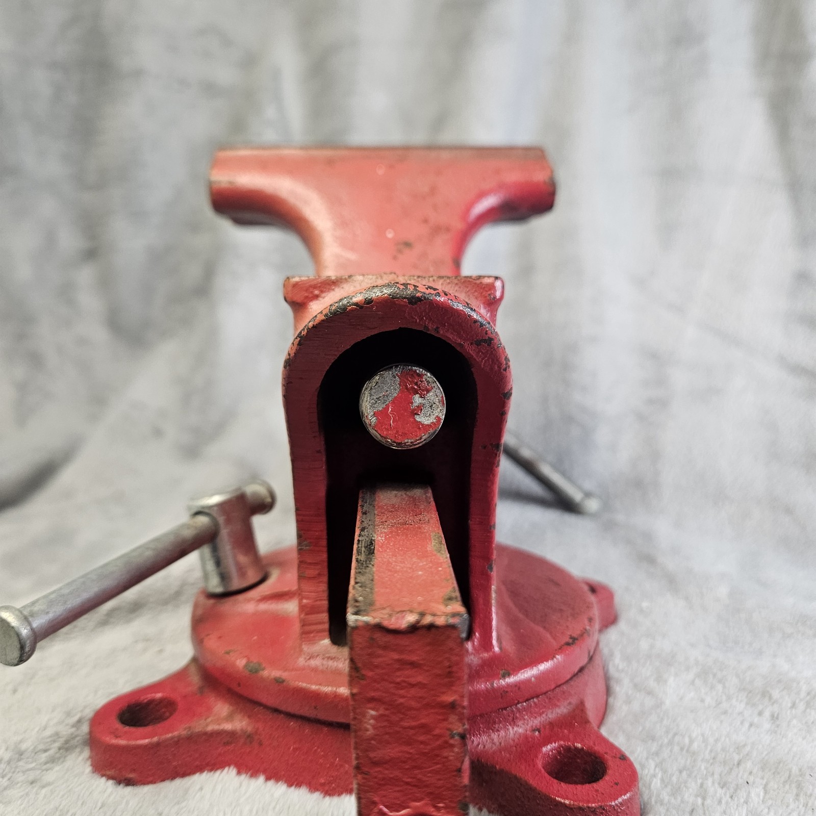 VINTAGE COLUMBIAN No.04 M2 ANVIL BENCH VISE 4” JAWS, CAST IRON CLEVELAND.OHIO