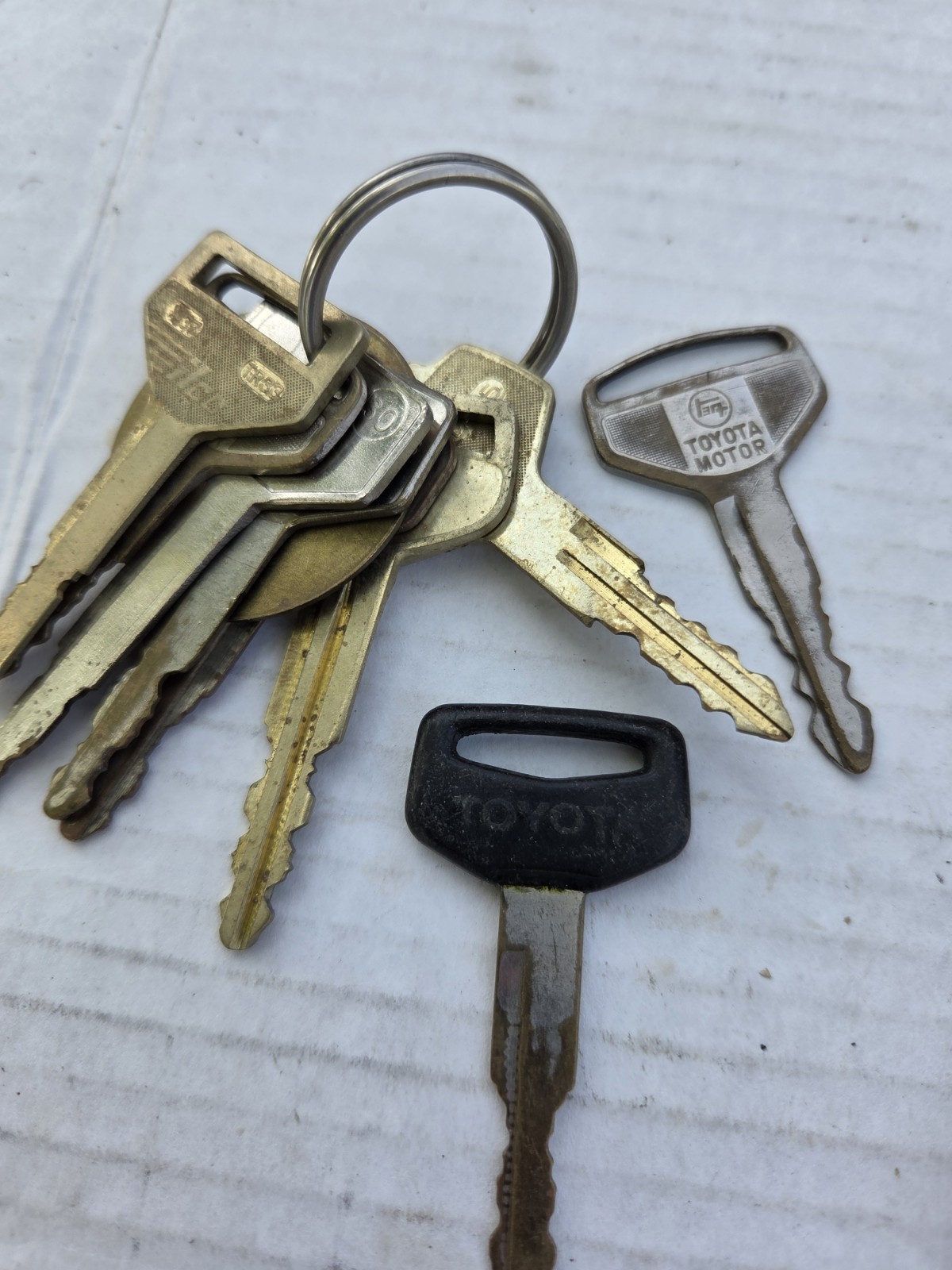 Lot 1 Pound Lot Misc Vintage Metal Cut Automobile Keys Craft Decor