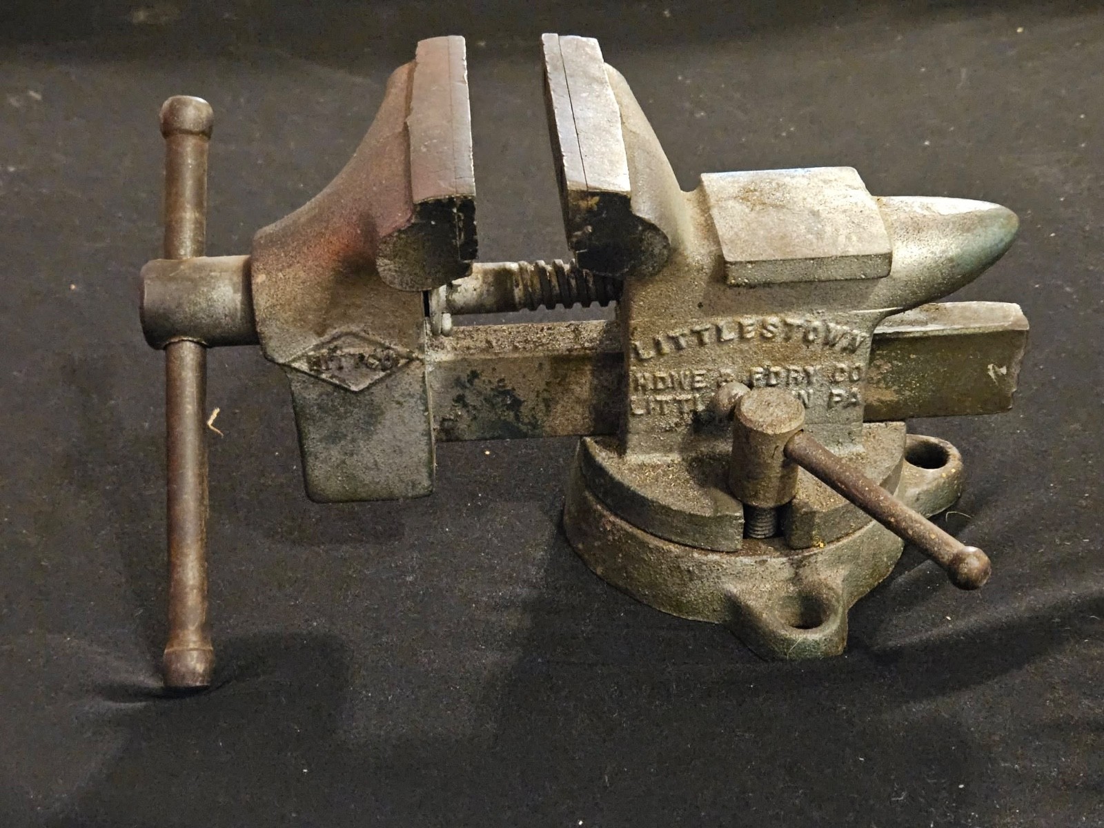 Vintage Yost No. 112 Bench Vise Littlestown PA Swivel Base/Integrated Anvil USA