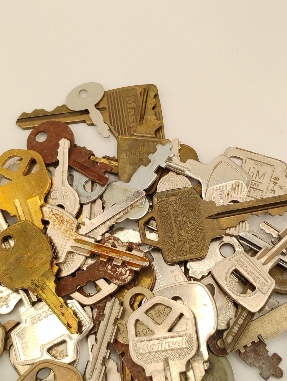 1 Pound of Miscellaneous Vintage, Modern Keys, Cole, Curtis, Defiant & More