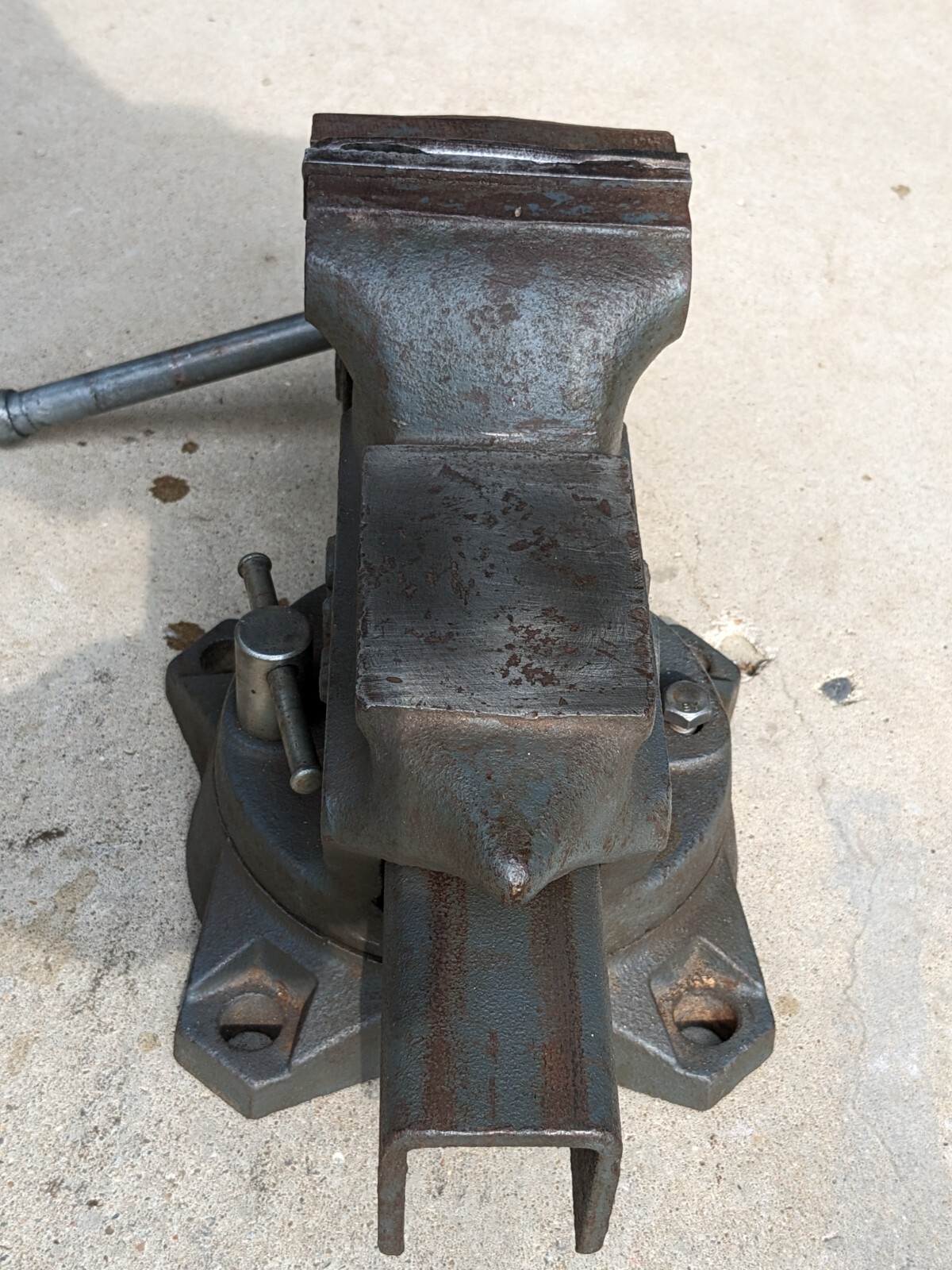 Babco 140 Bench Vise 4″ Jaws Opens to 140mm or 5-1/2″ w/ Pipe Jaws Weighs 40 lbs