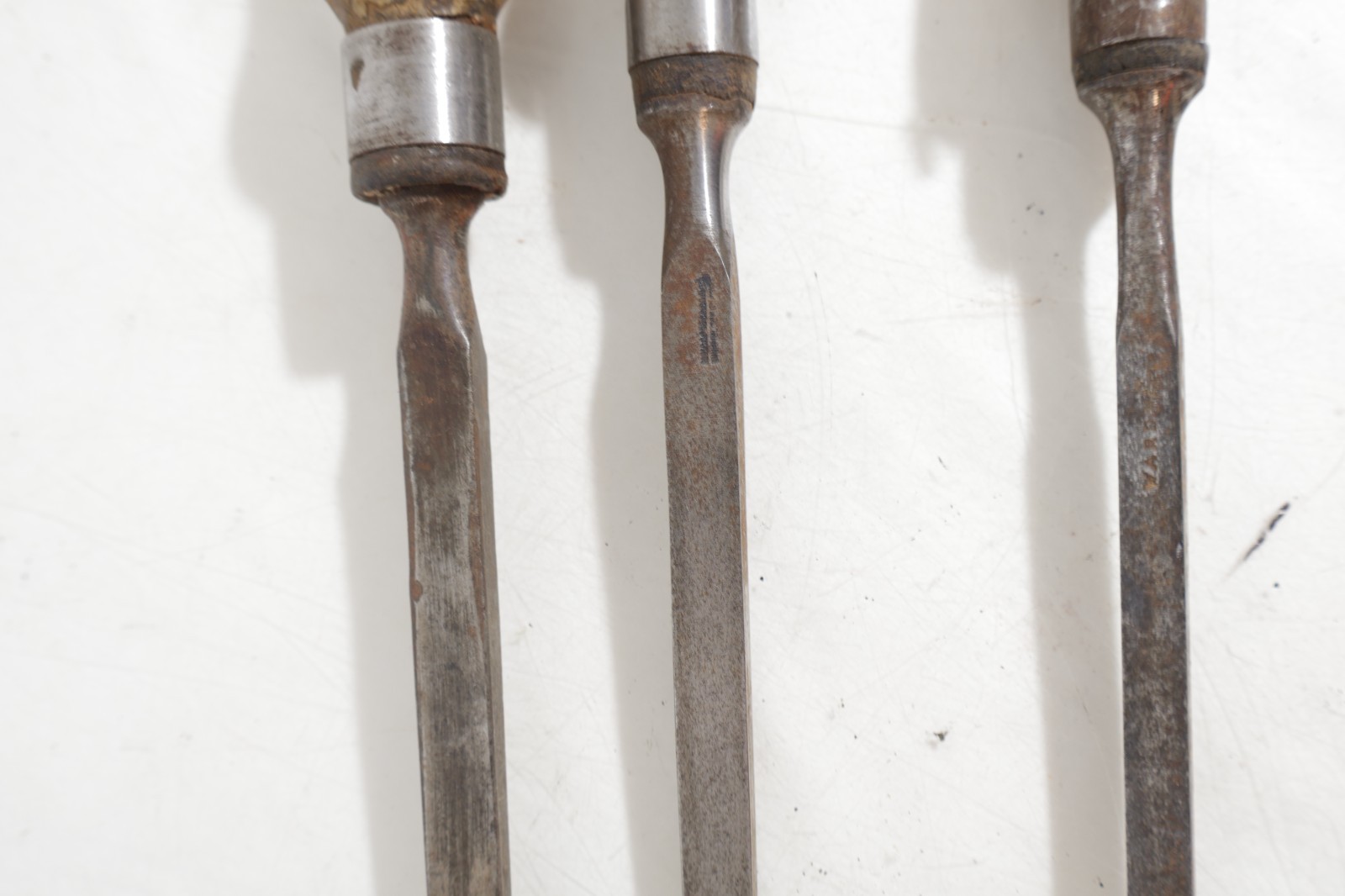HUGE LOT OF 11 BENCH AND GOUGE CHISELS IN GOOD USED CONDTION DIFFERENT SIZE