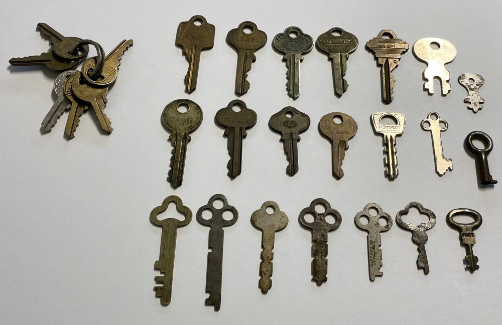 Lot of 27 Antique Safe Padlock Keys ~ Sargent Sosy Cary L.L. Bates Weaver Graham