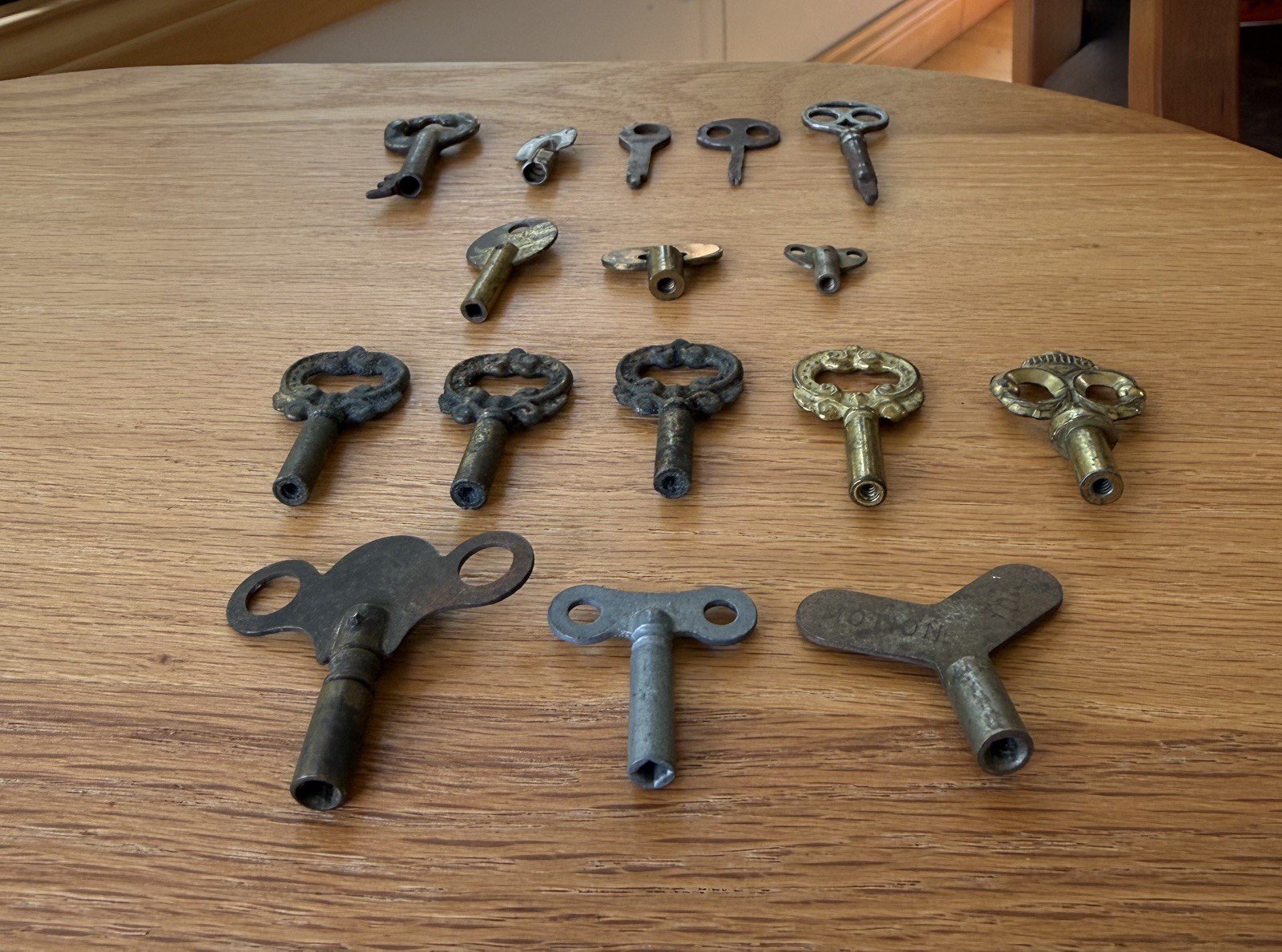 Lot of 16 Vintage/Antique Assorted Clock/Toys Winding Keys various kinds