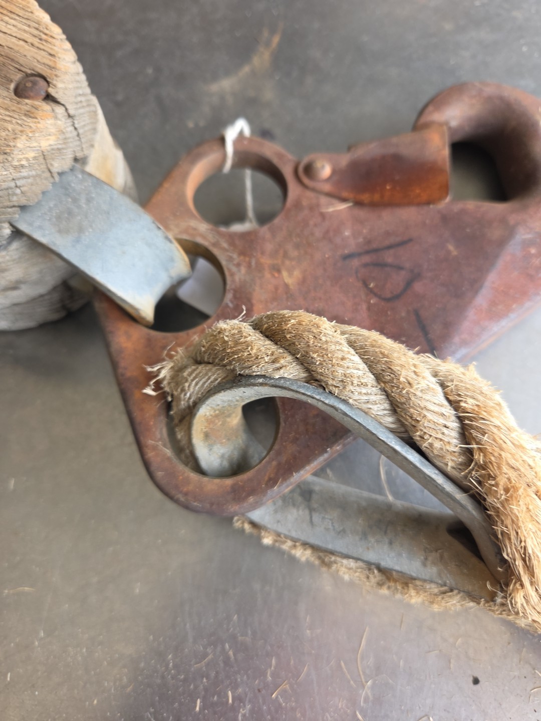 ANTIQUE NAUTICAL PULLEY BLOCK AND TACKLE WITH RIGGING HOLES/ANCHOR LOGO/INFO-PIX