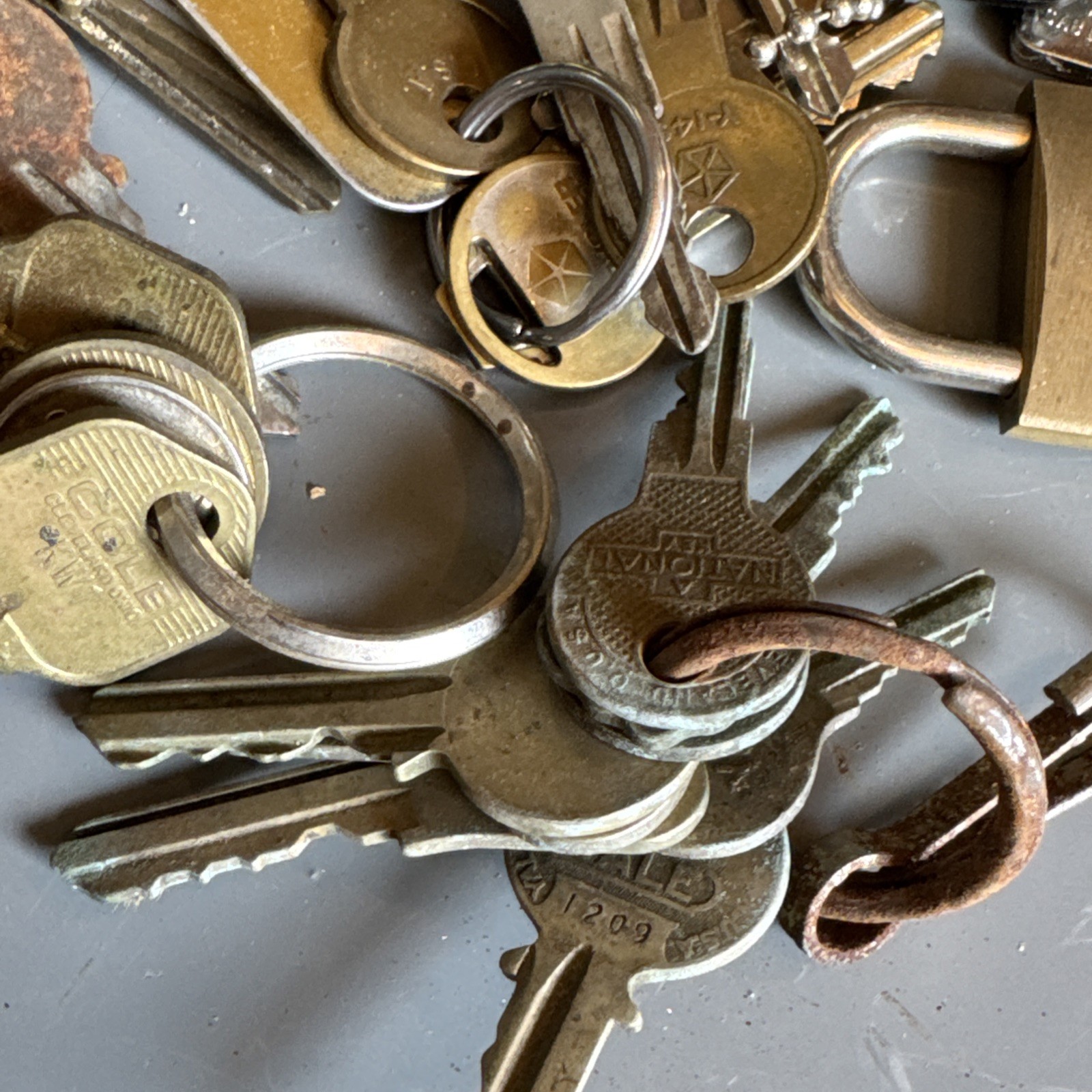 Lot Vintage Keys Random Cut House Car Auto Cabinet Padlock Misc
