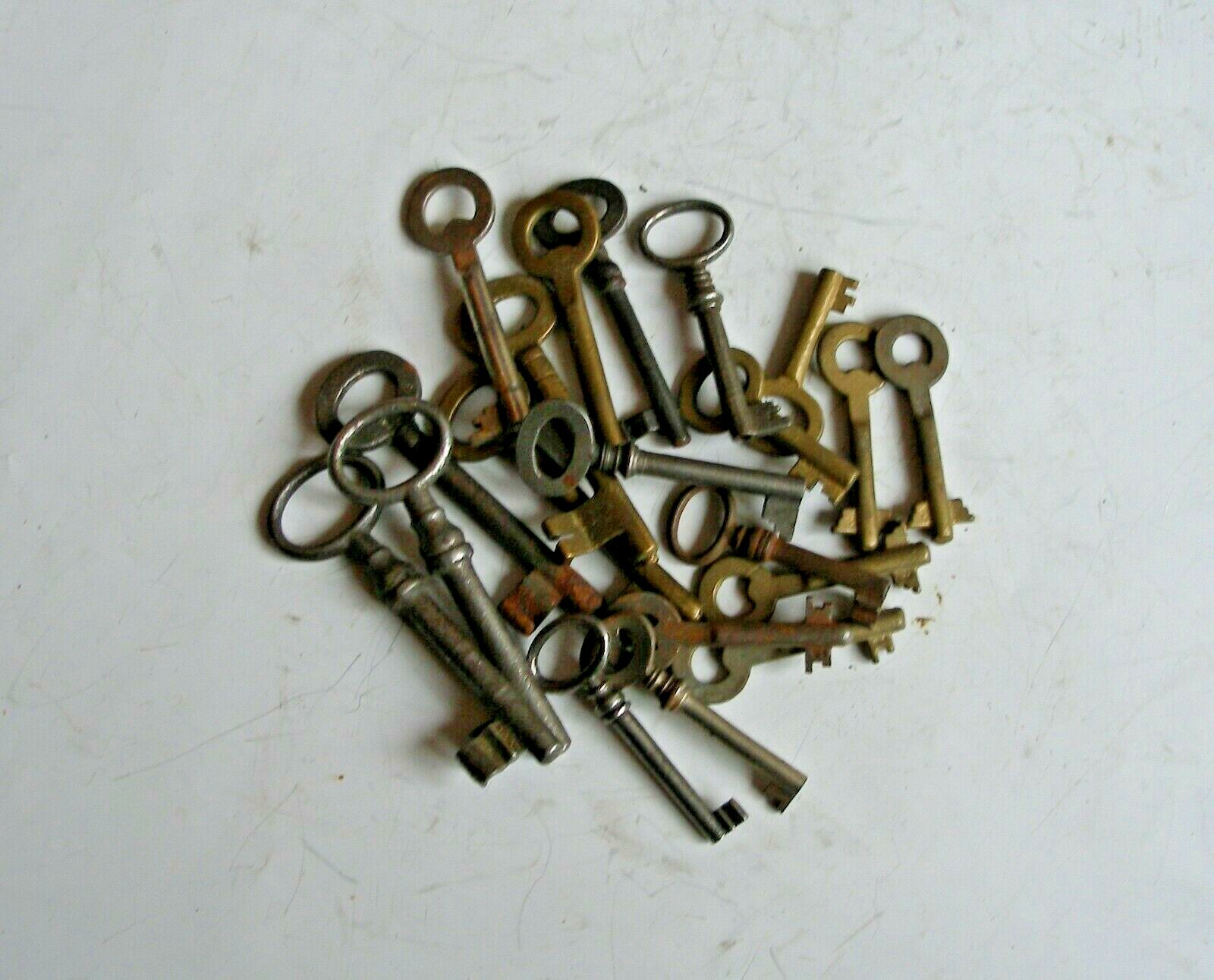 Lot of 20 Pieces Old Keys. Bronze and Metal.