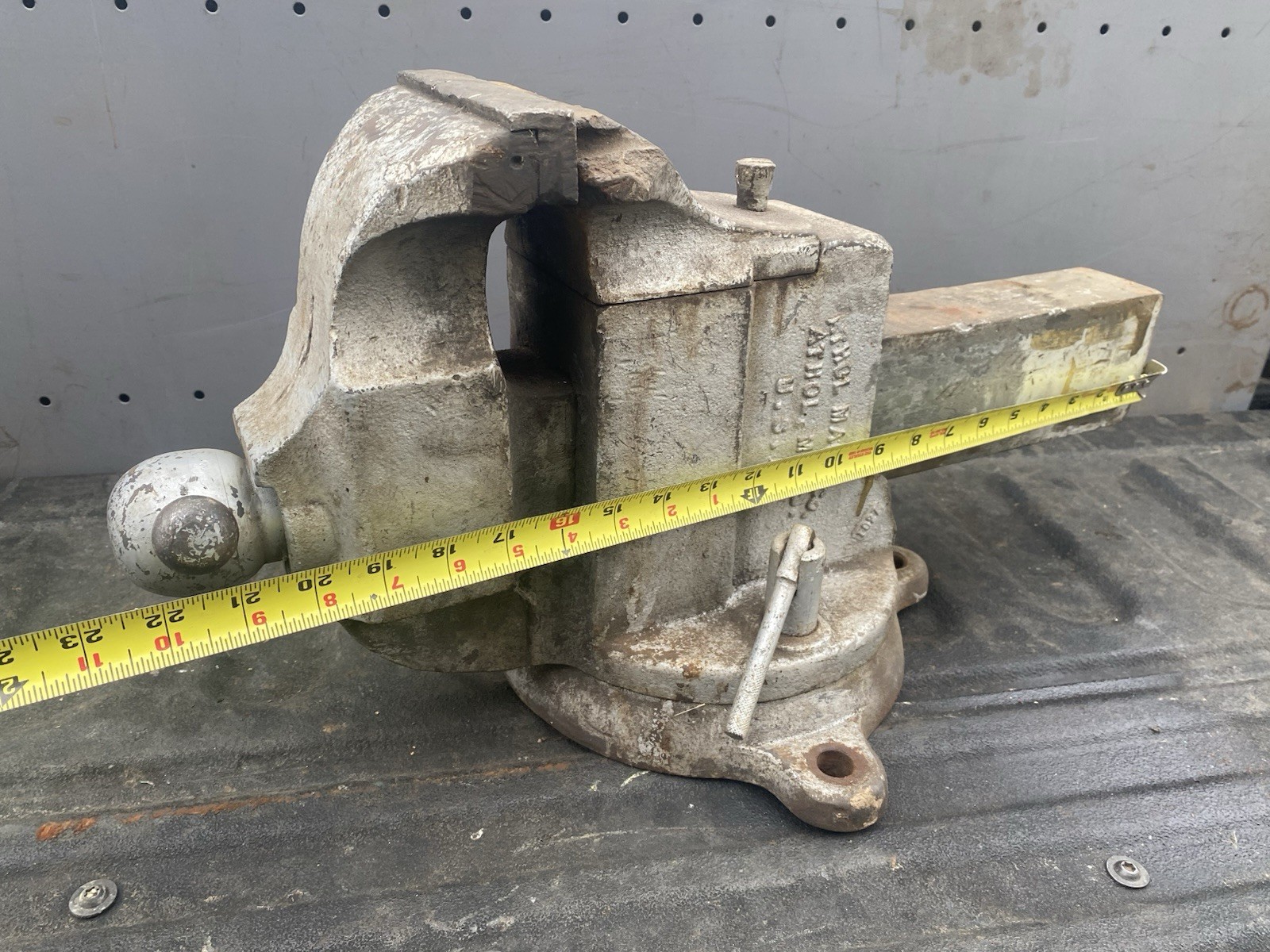 Vintage Large 107 Lb Athol 736 Bench Vise RARE W/ Rear Swivel Jaw