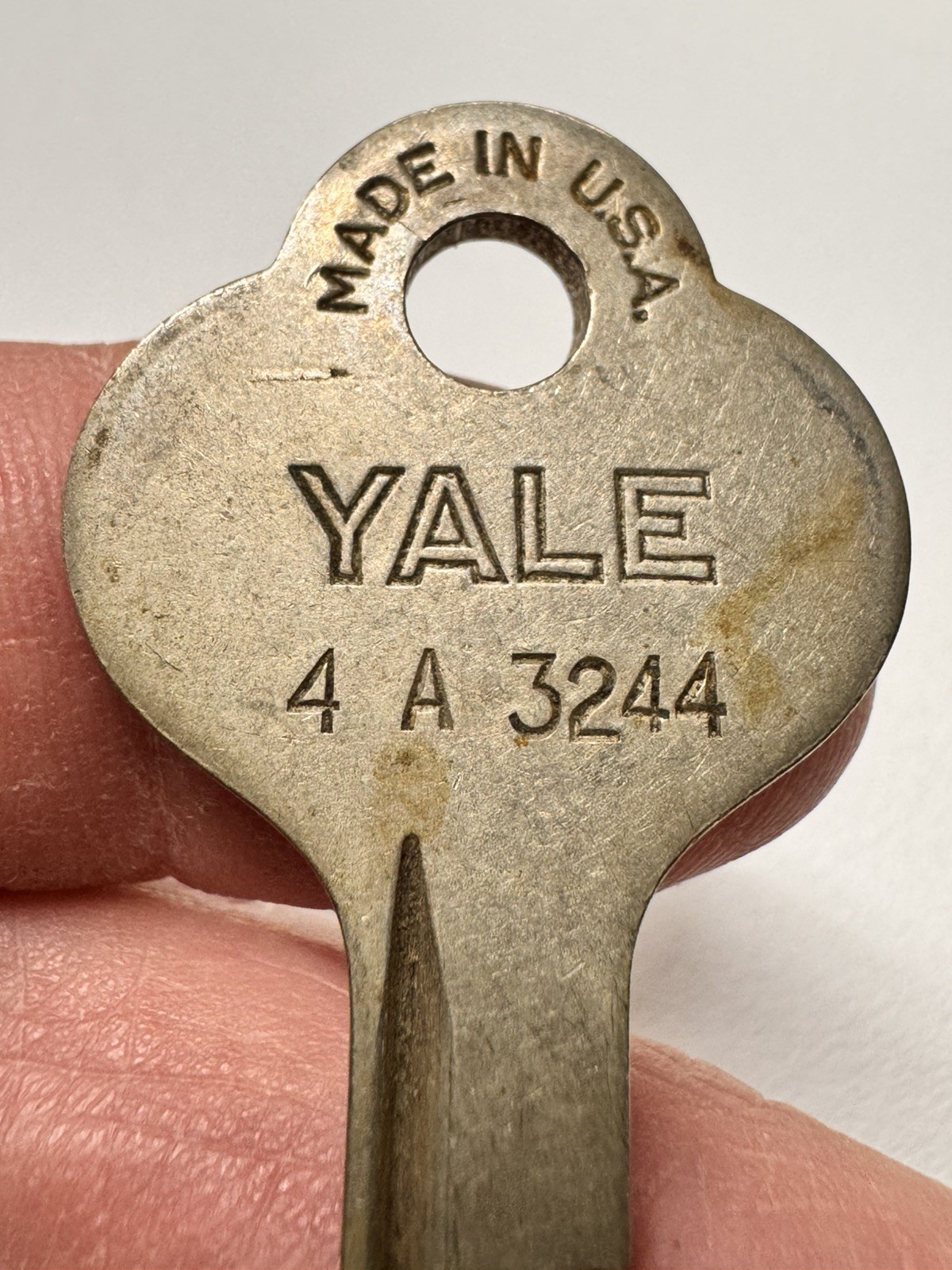 🌿 🗝️ Vintage Old Thick Flat Brass Yale & Towne Key # 4 A 3244
