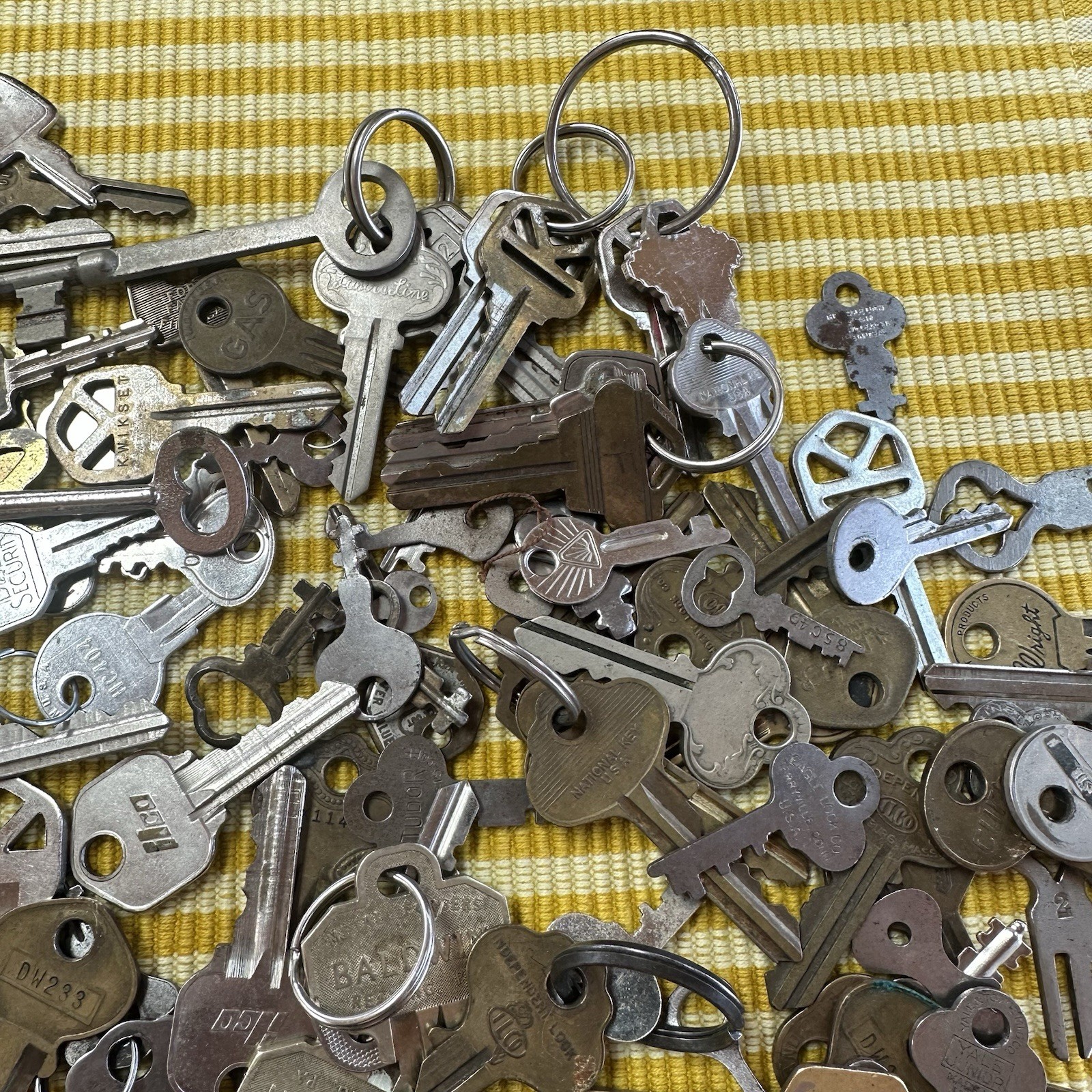 Mixed Lot of 140+ Vintage KEYS Different Sizes Gold Tone Silver tone Crafting