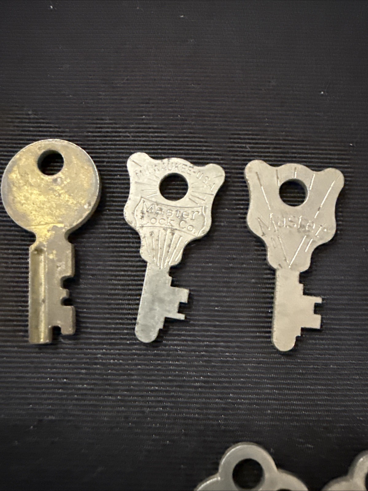 Vintage Lot of 8 Flat Variety of Keys