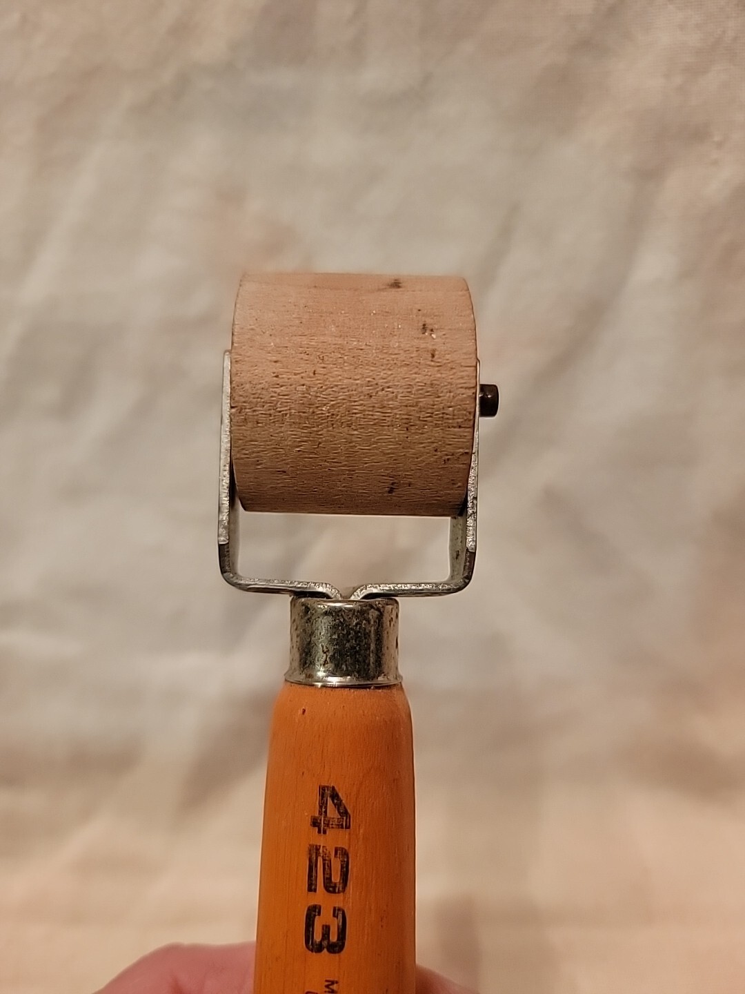 VINTAGE WARNER NO. 423 WOOD WOODEN HANDLE WALLPAPER SEAM ROLLER “NOS” /0824