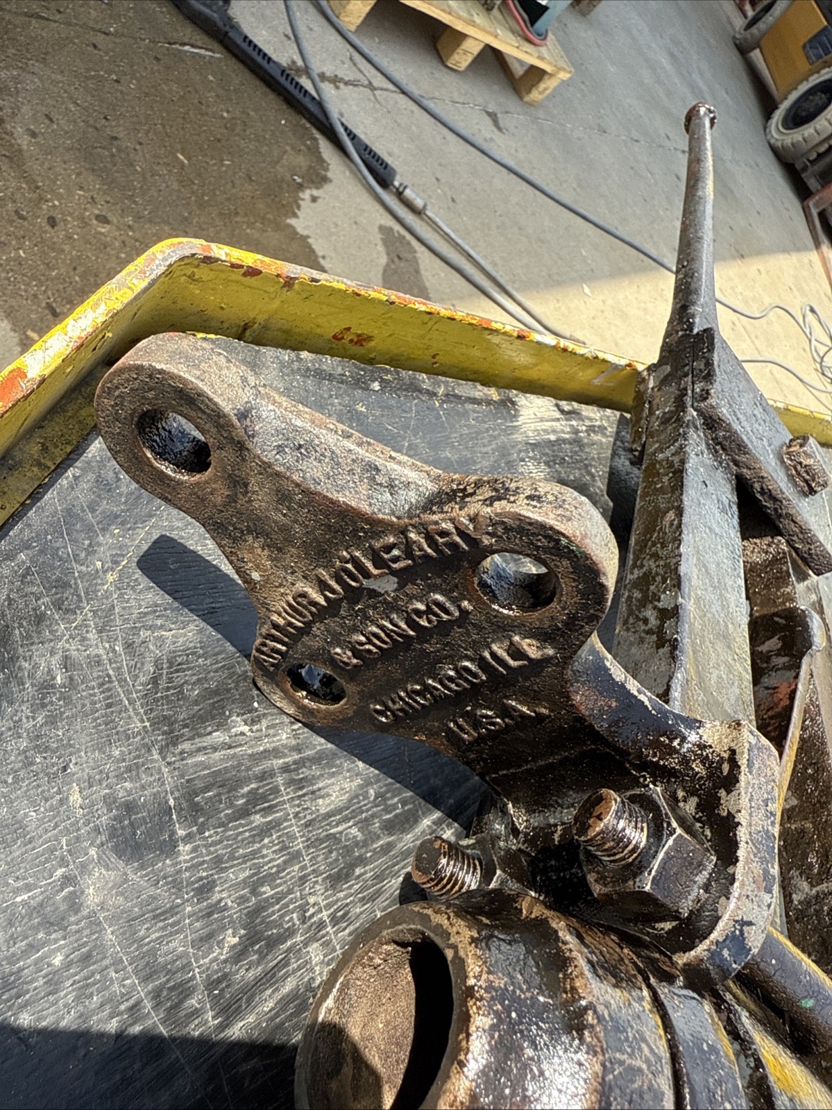 Vintage Blacksmith Post Leg Vise Arthur Joleary with 4″Jaws 40lbs (tside 1
