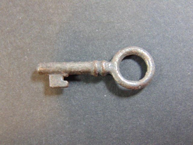 old small jewelry box / trinket box silver colored key (1.5″ long)