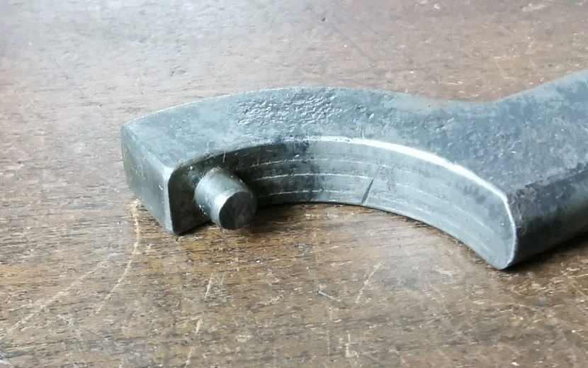 Vintage peg spanner to clear, 132mm long, no makers name.