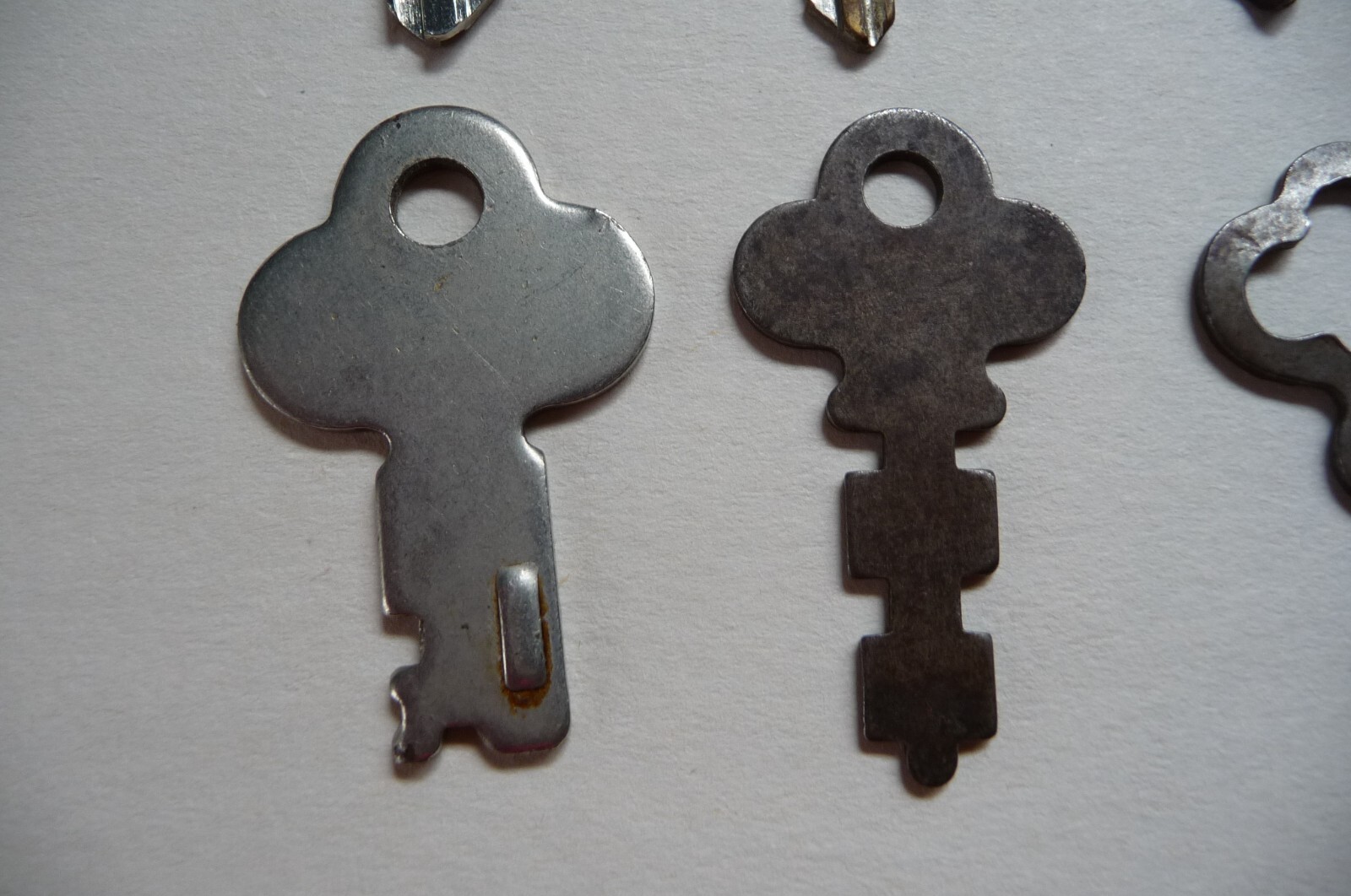 Vintage Flat Skeleton Keys Lot of 8 Sizes Approx. 1.1/8″ to 2.1/8″