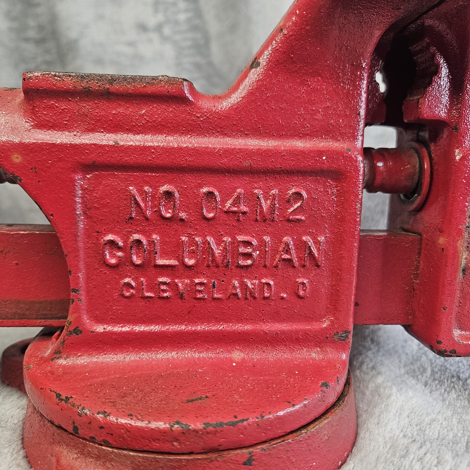 VINTAGE COLUMBIAN No.04 M2 ANVIL BENCH VISE 4” JAWS, CAST IRON CLEVELAND.OHIO
