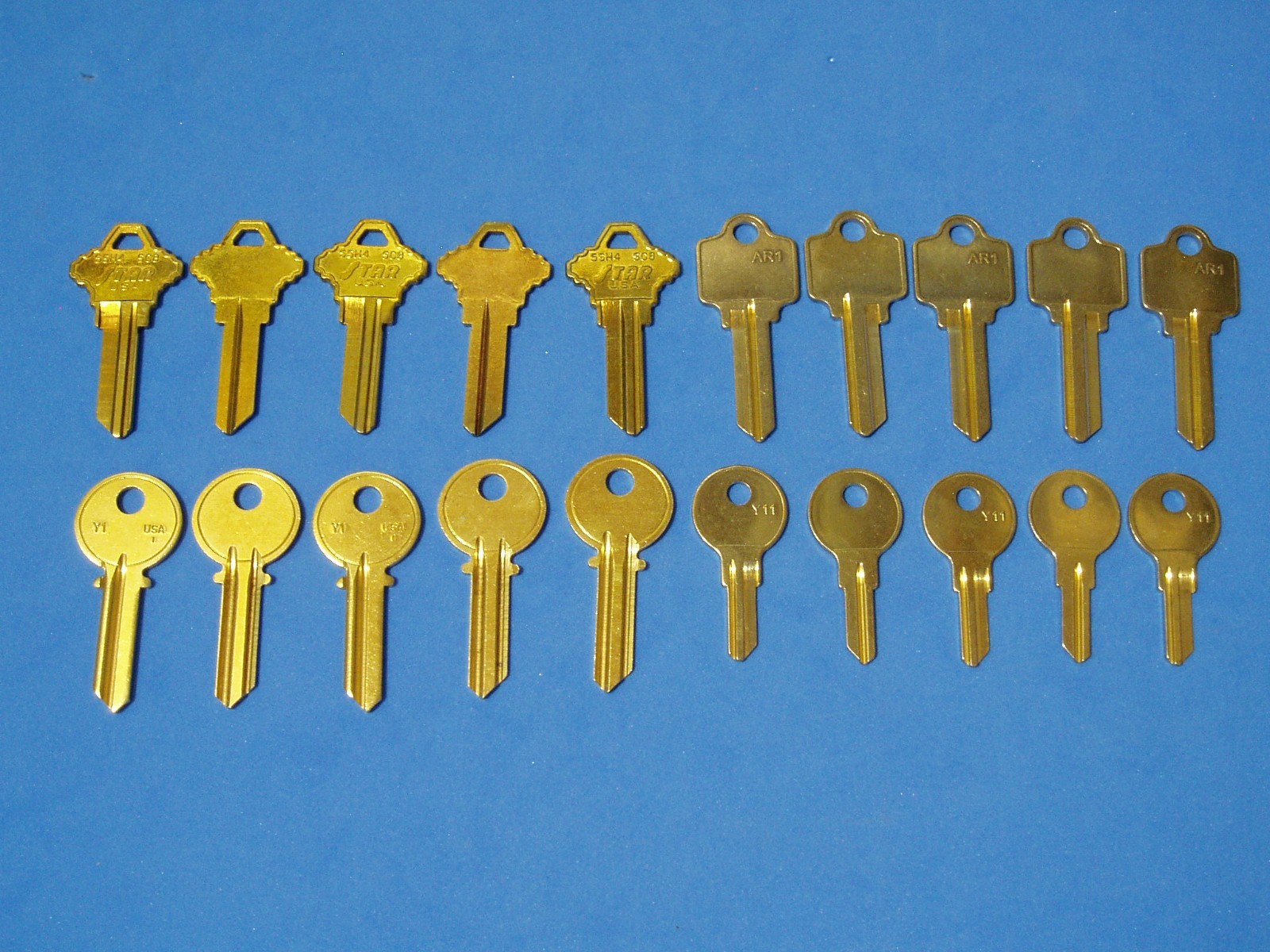 LOT OF 140 PIECE HOME AND OFFICE LOCKSMITH KEY BLANK ASSORTMENT