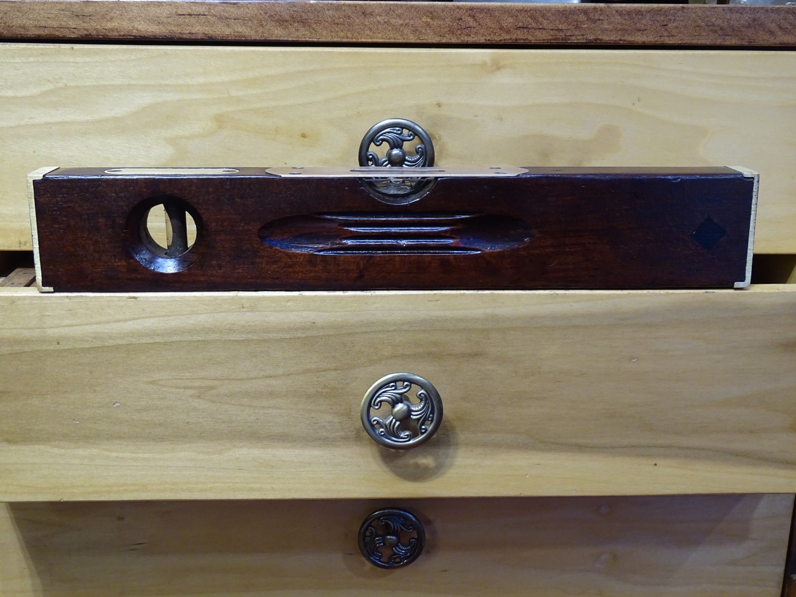 Beautiful Small Stock 12″ H. Disston & Sons Mahogany Adjustable Level & Plumb