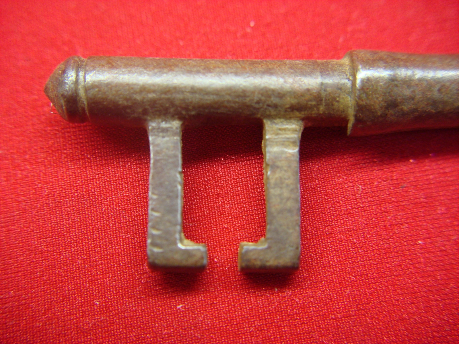VINTAGE STEEL KEY – 4 1/8″ – NICE, NATURAL CONDITION