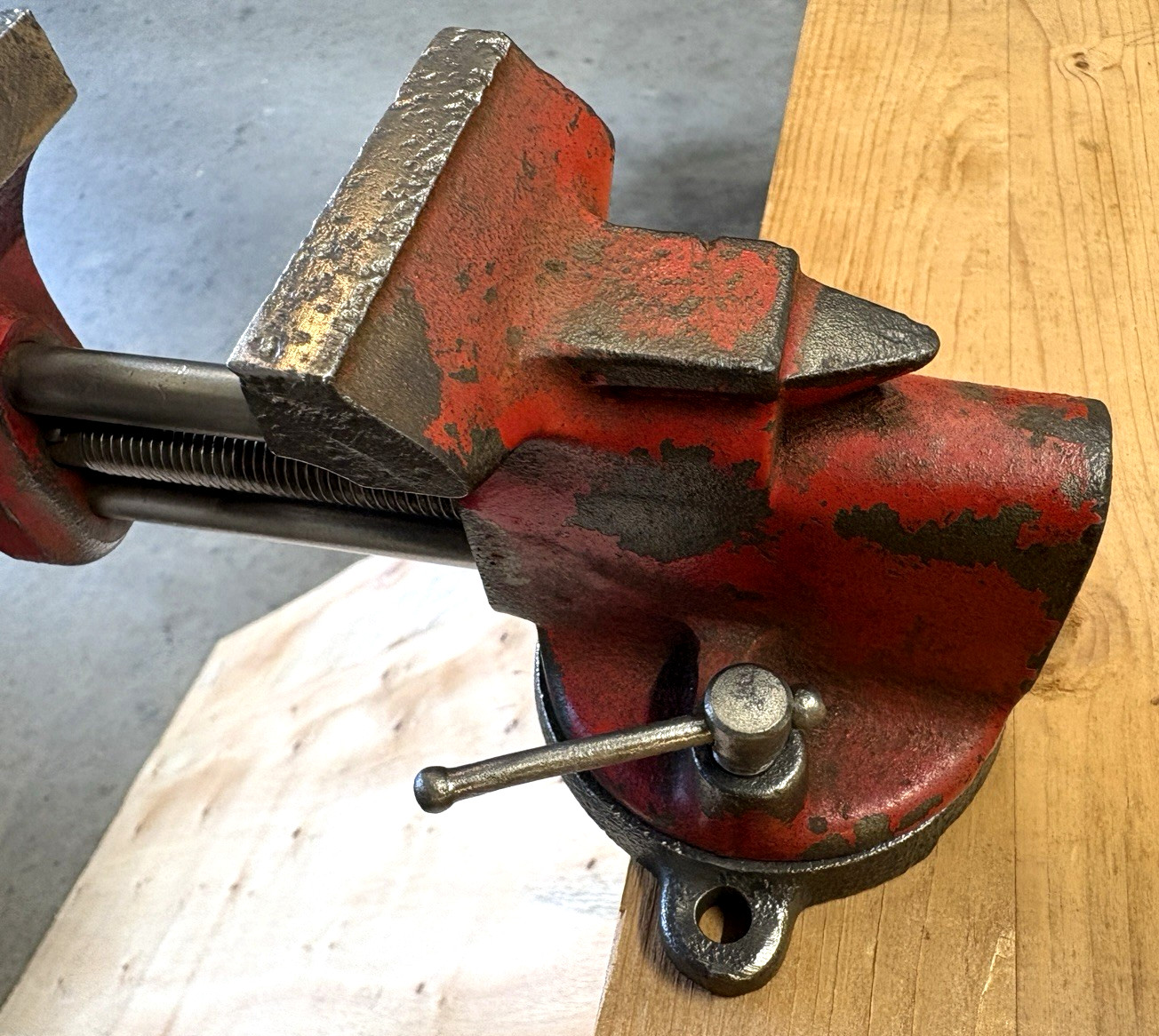 Preowned Vintage 2 1/2″ Jaw Unbranded No. 5 Clamp-on Swivel Bench Vise W/Anvil