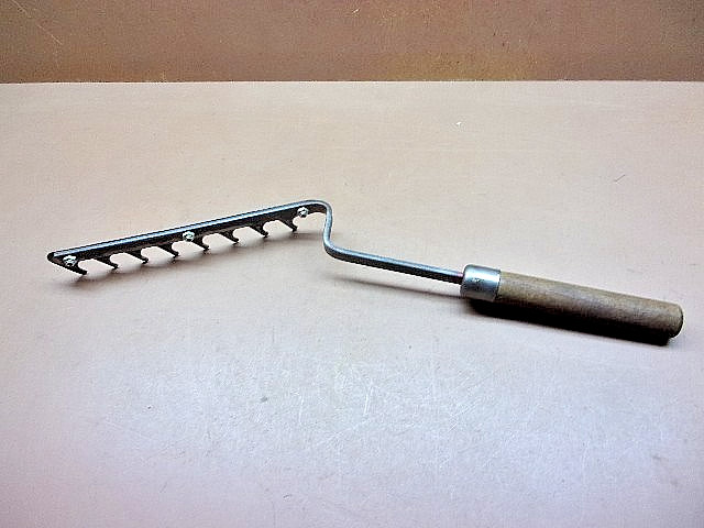 Vintage Unbranded Right Handed Garden Weeder Tool 18″ Long USA Made CLEAN!