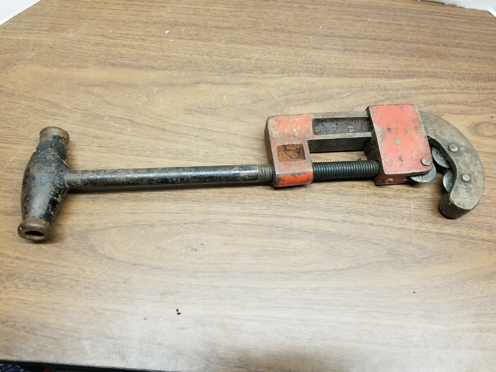 Vintage Pipe Cutter upto 2 1/2″ diameter cut – Estate Find – Moves Smooth