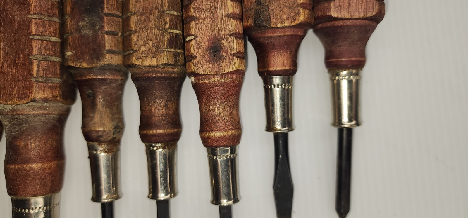wood handle screwdriver set of (7) stubbes (2), flat tip (1), Phillips (4).