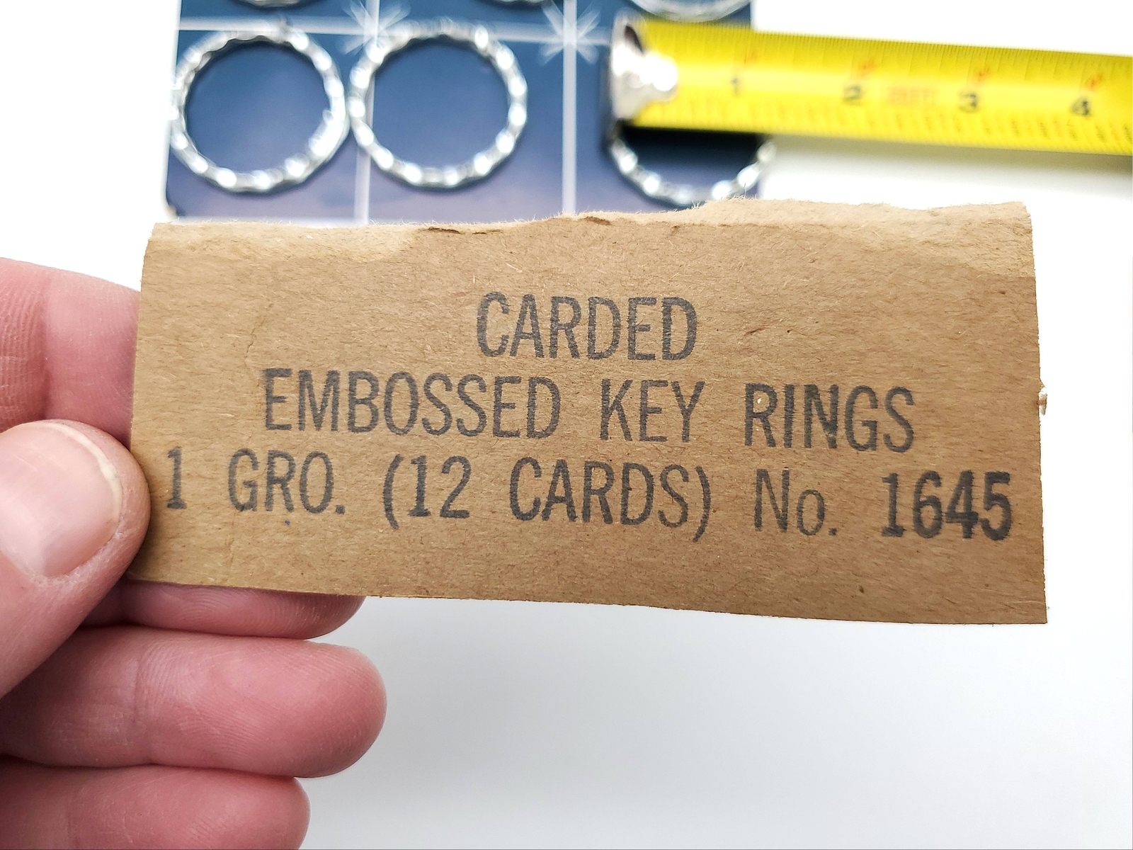 12x Glitter Ring Key Holders 1-3/8″ Embossed Steel Carded No 1645 Vintage NOS