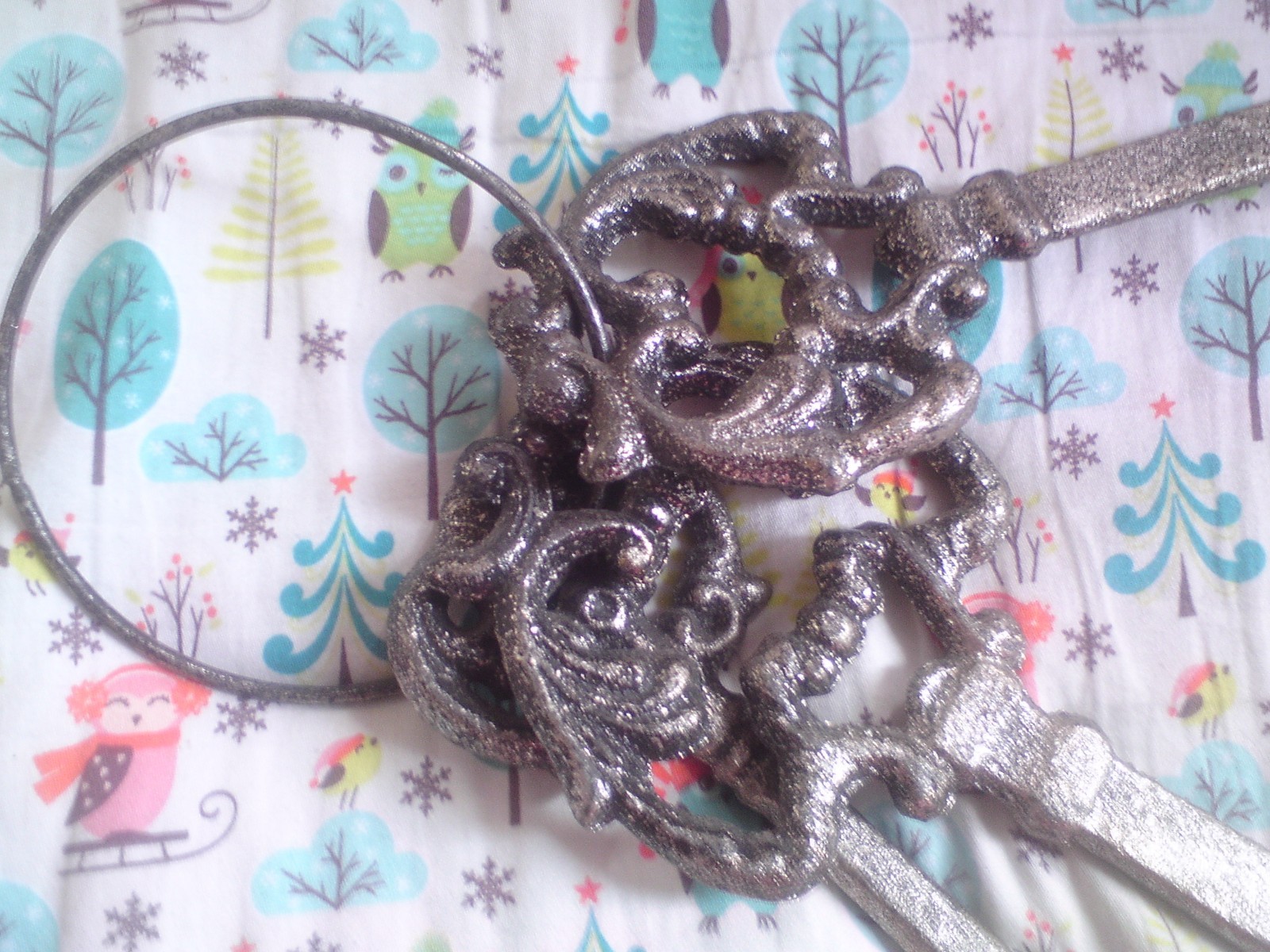 Cast Iron decorative keys on ring – large keys x 3 on ring – Sllver shabby chic