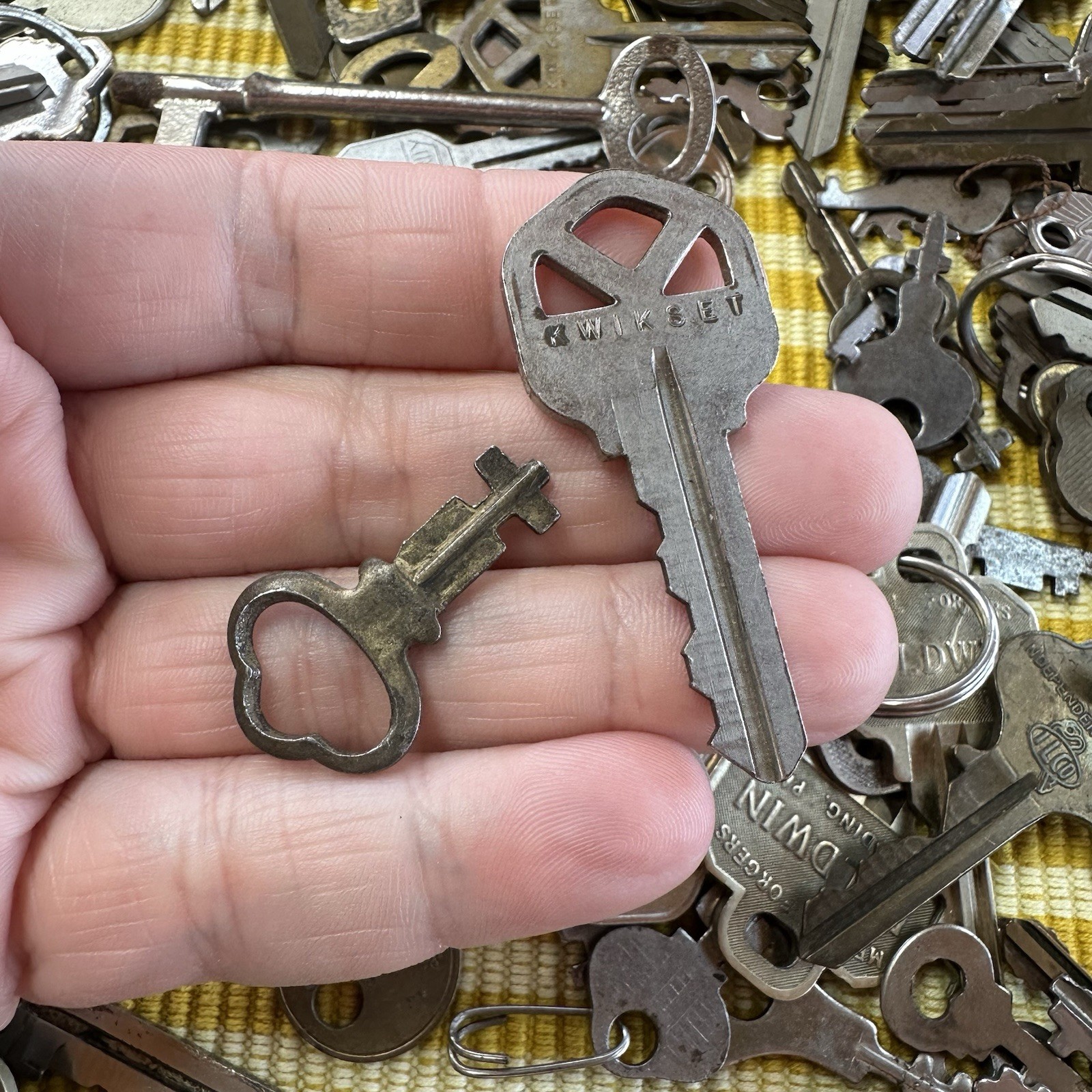 Mixed Lot of 140+ Vintage KEYS Different Sizes Gold Tone Silver tone Crafting