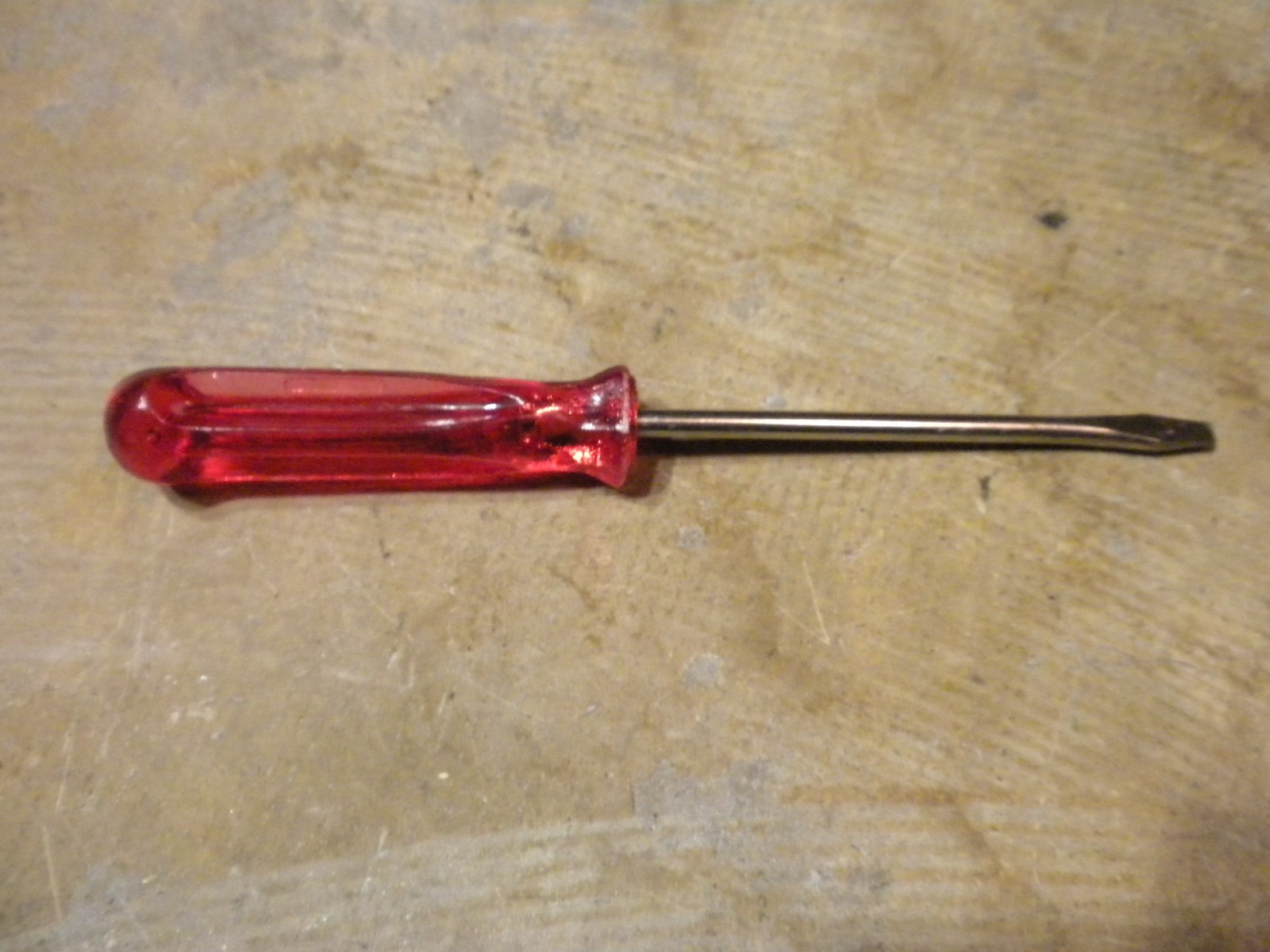 LOTS OF WEAR Smaller Vintage 6-1/2″ Plastic Red Handle Flat Head Screwdriver