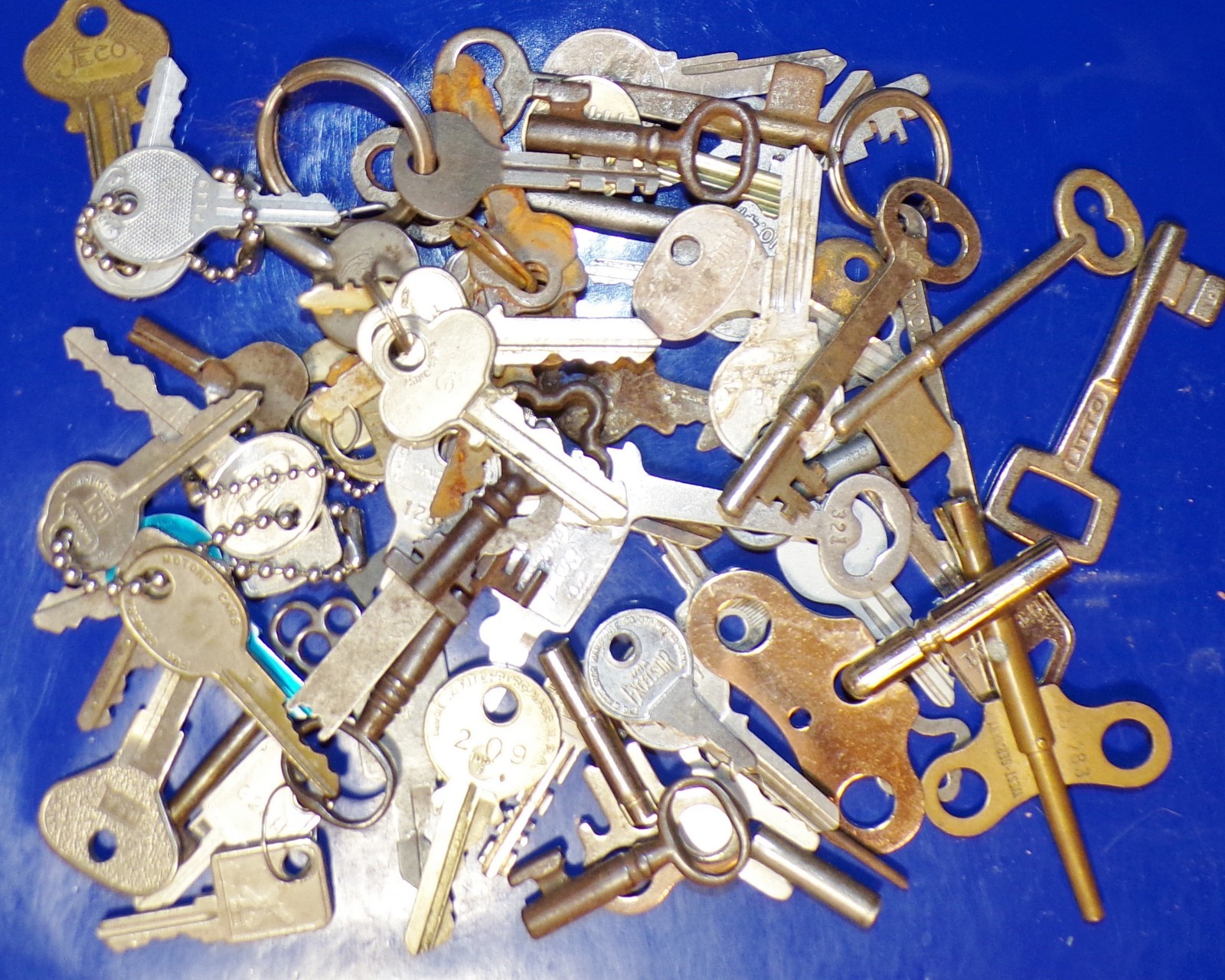 One Pound Lot of Vintage and Antique Keys