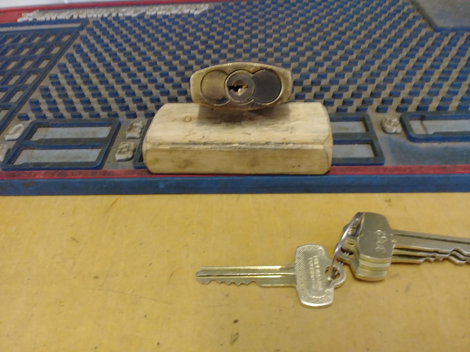VINTAGE BEST CHRYSLER PADLOCK w keys and control 3B52