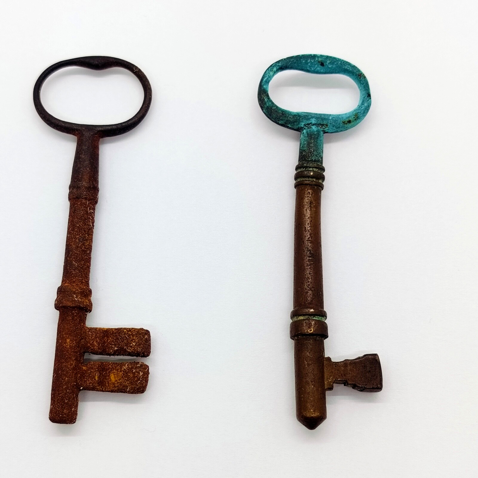 2pc Antique Large 3.5in Solid Barrel Skeleton Keys Patina Craft Vtg Rusty