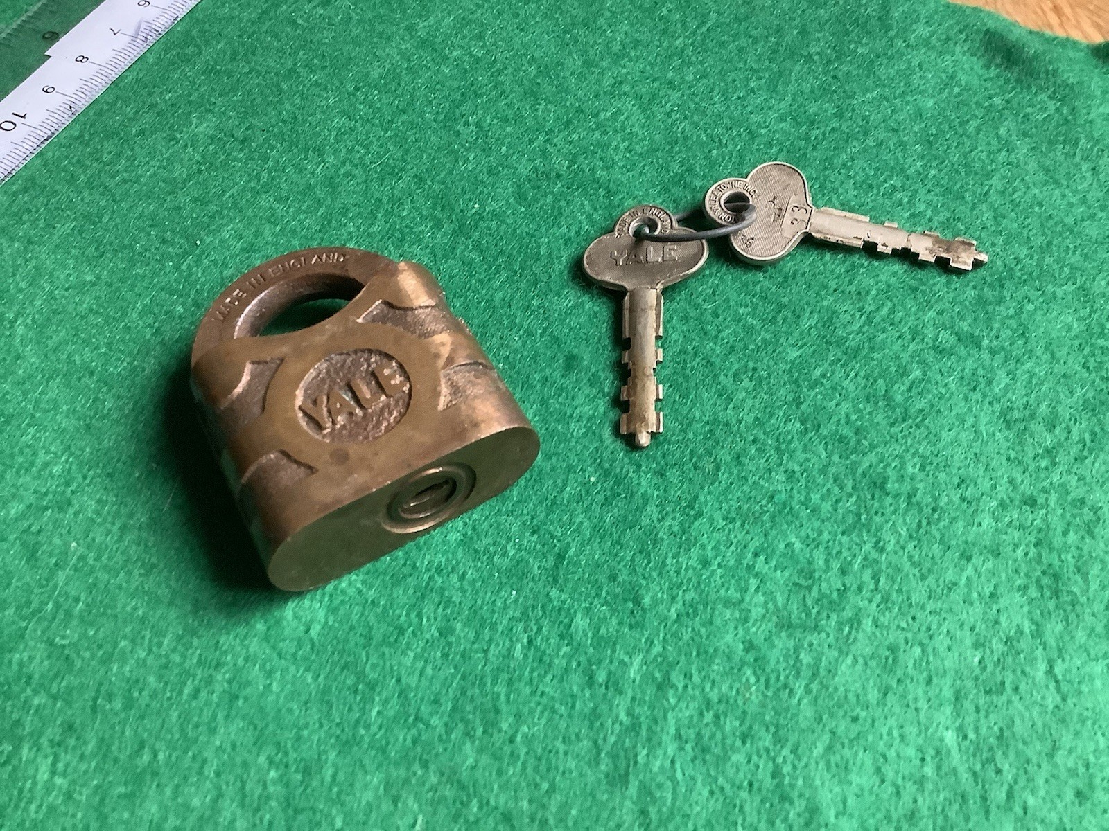 VINTAGE YALE BRASS PADLOCK WITH 2 KEYS Eaton Yale & Towne Inc 50mm M In England