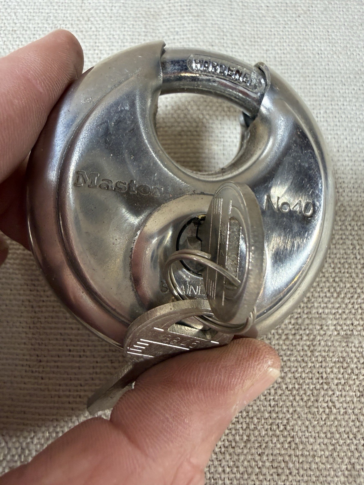 Master Lock Contractor Grade Discus Padlock No 40 w/ 2 Keys