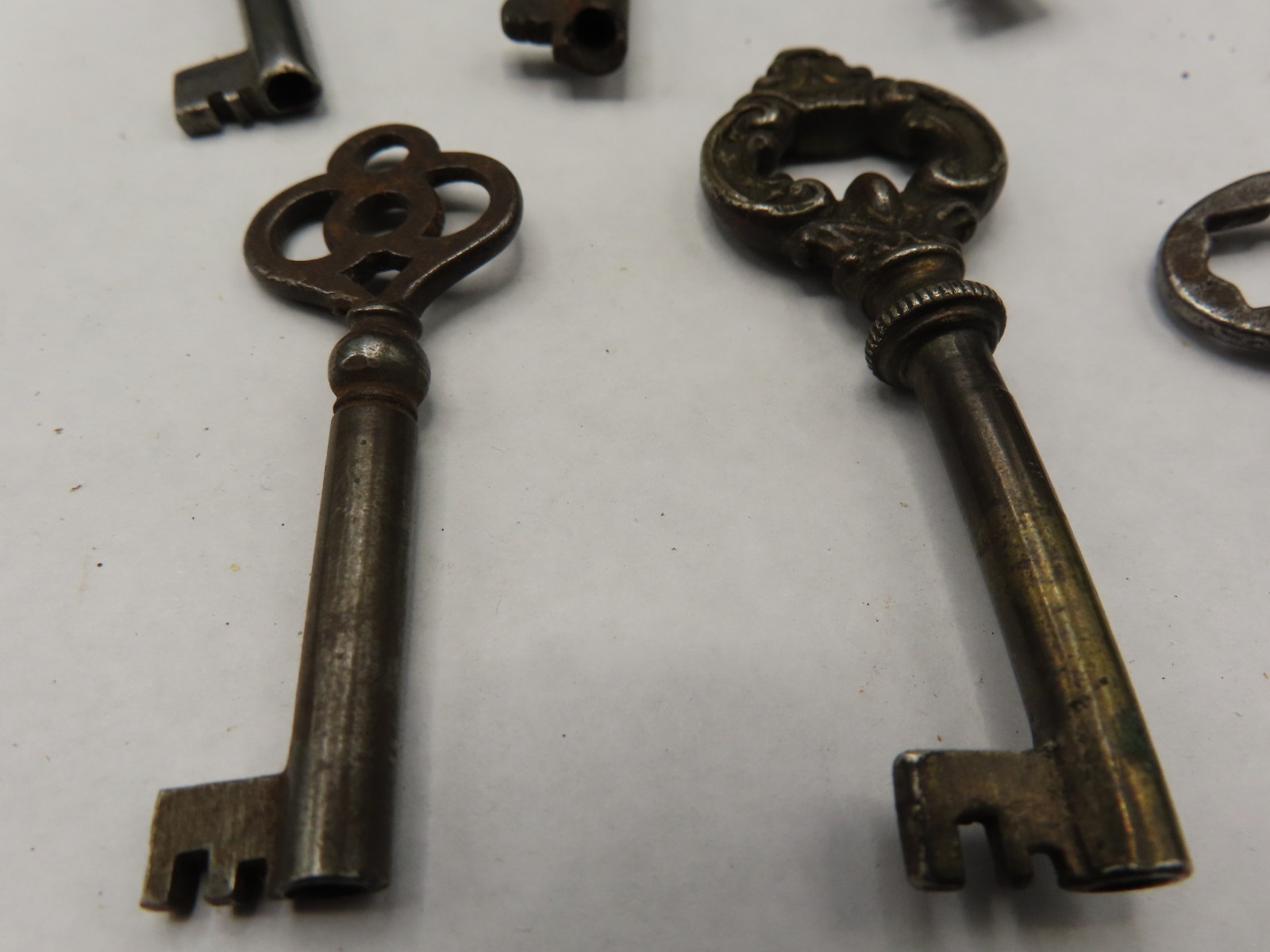 LOT OF 10 ANTIQUE OPEN BARREL CABINET DRAWER KEYS 1-1/2 “- 2-1/2” IN LENGTH