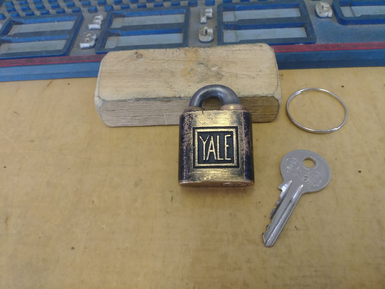 antique/vintage YALE 701/1701 pin tumbler push key padlock w/key pre ’29 523